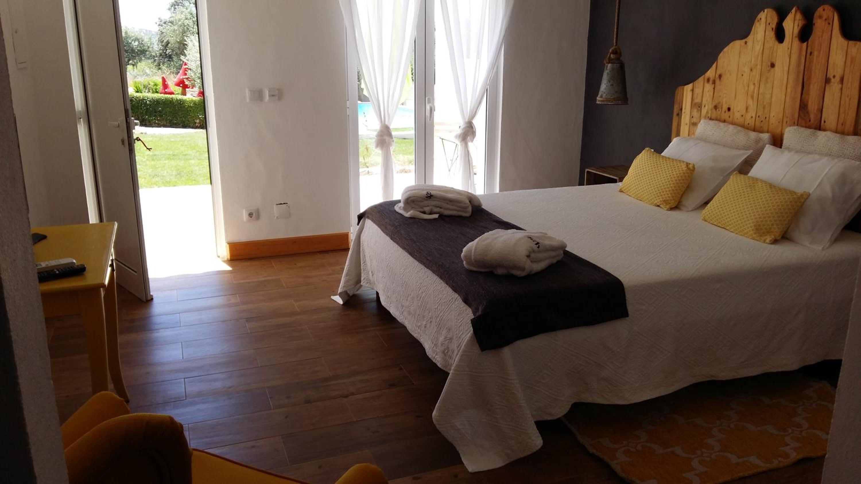 Double Room with Pool View - Photo 9