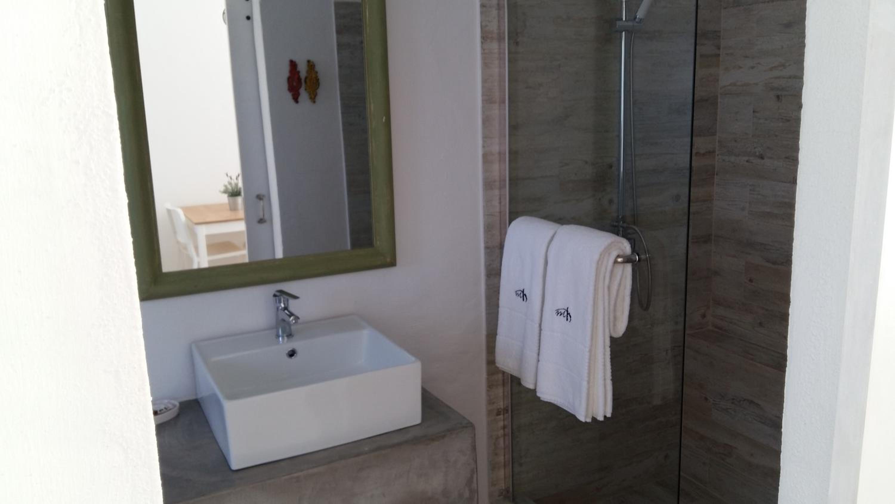 Double Room with Pool View - Photo 7