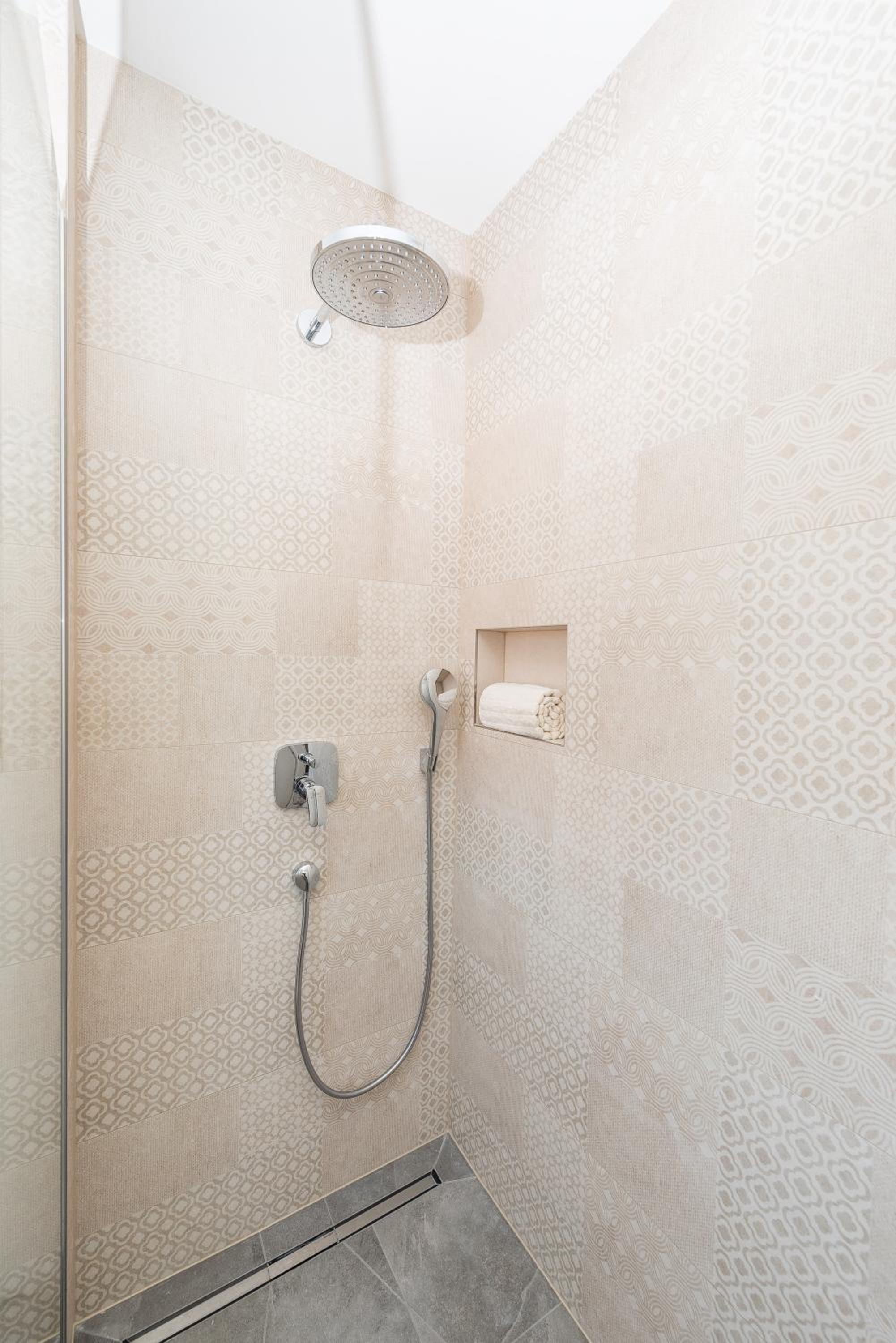 Deluxe Two Bedroom Apartment with Balcony photo 2