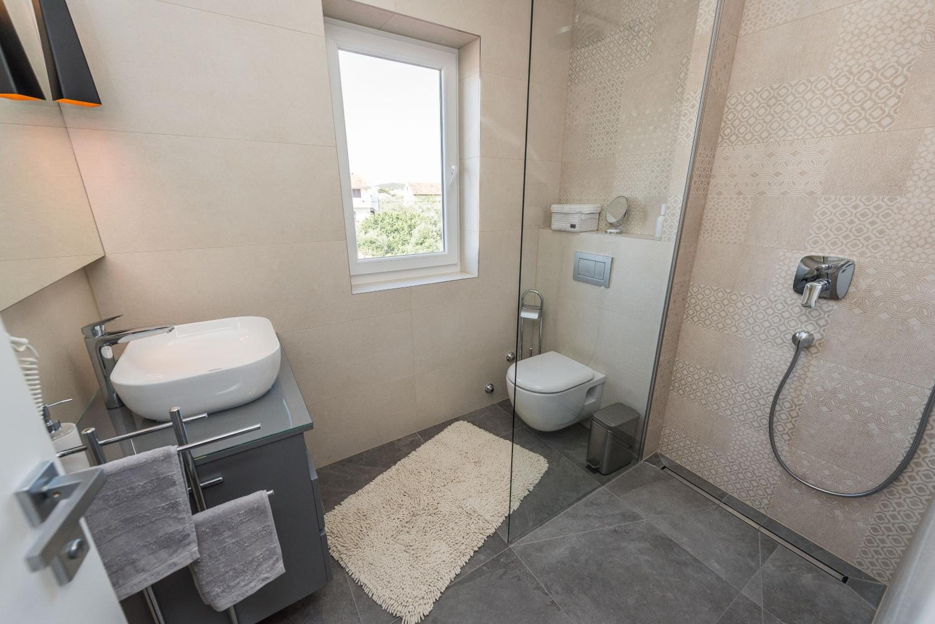 Deluxe Two Bedroom Apartment with Balcony photo 3