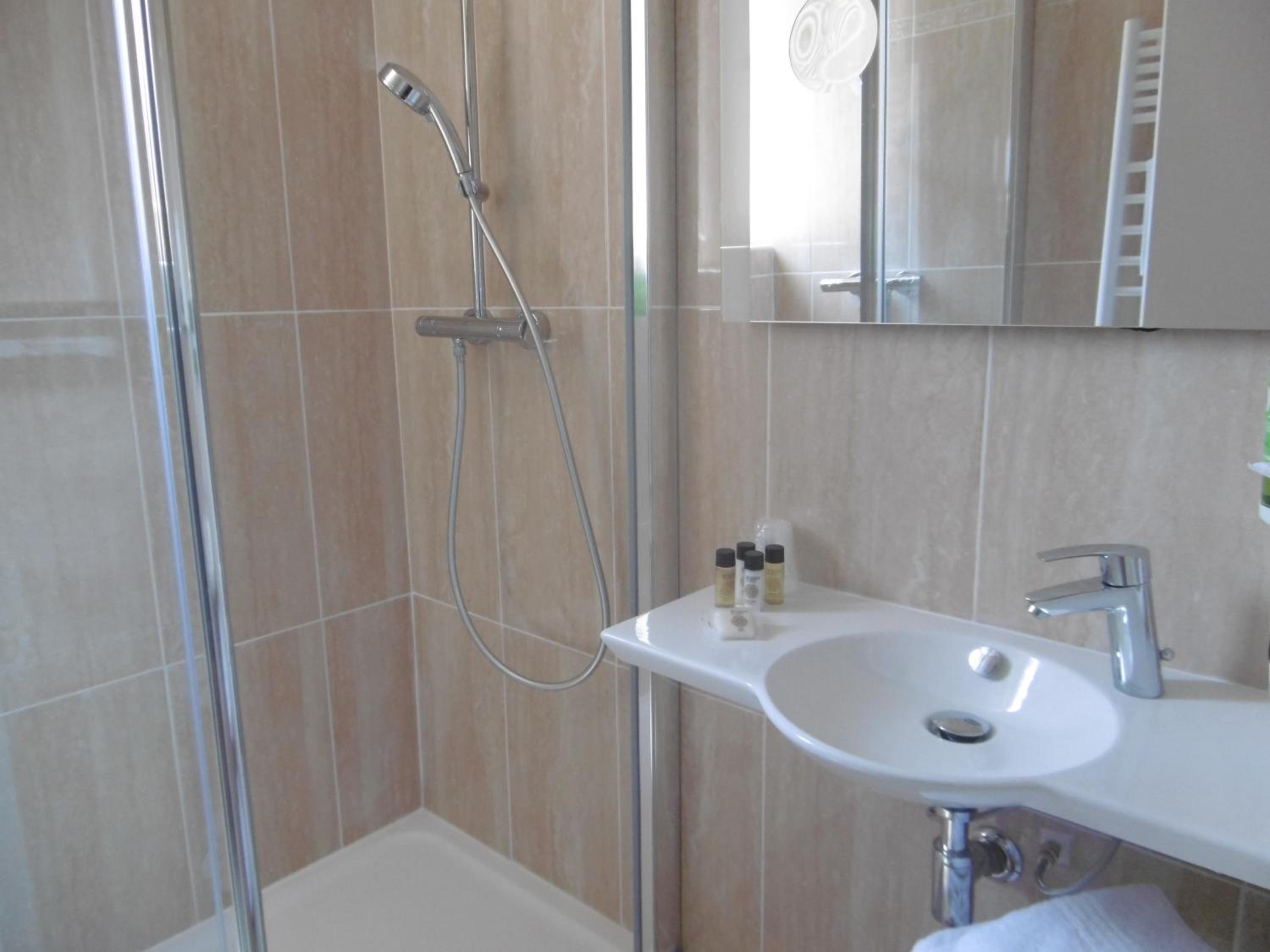Standard Double Room - Photo 7