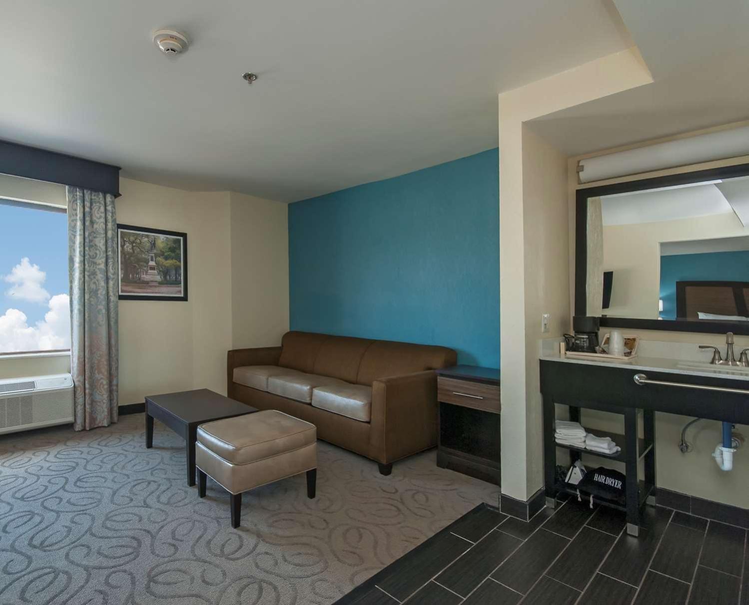 Queen Suite with Sofa Bed - Photo 2