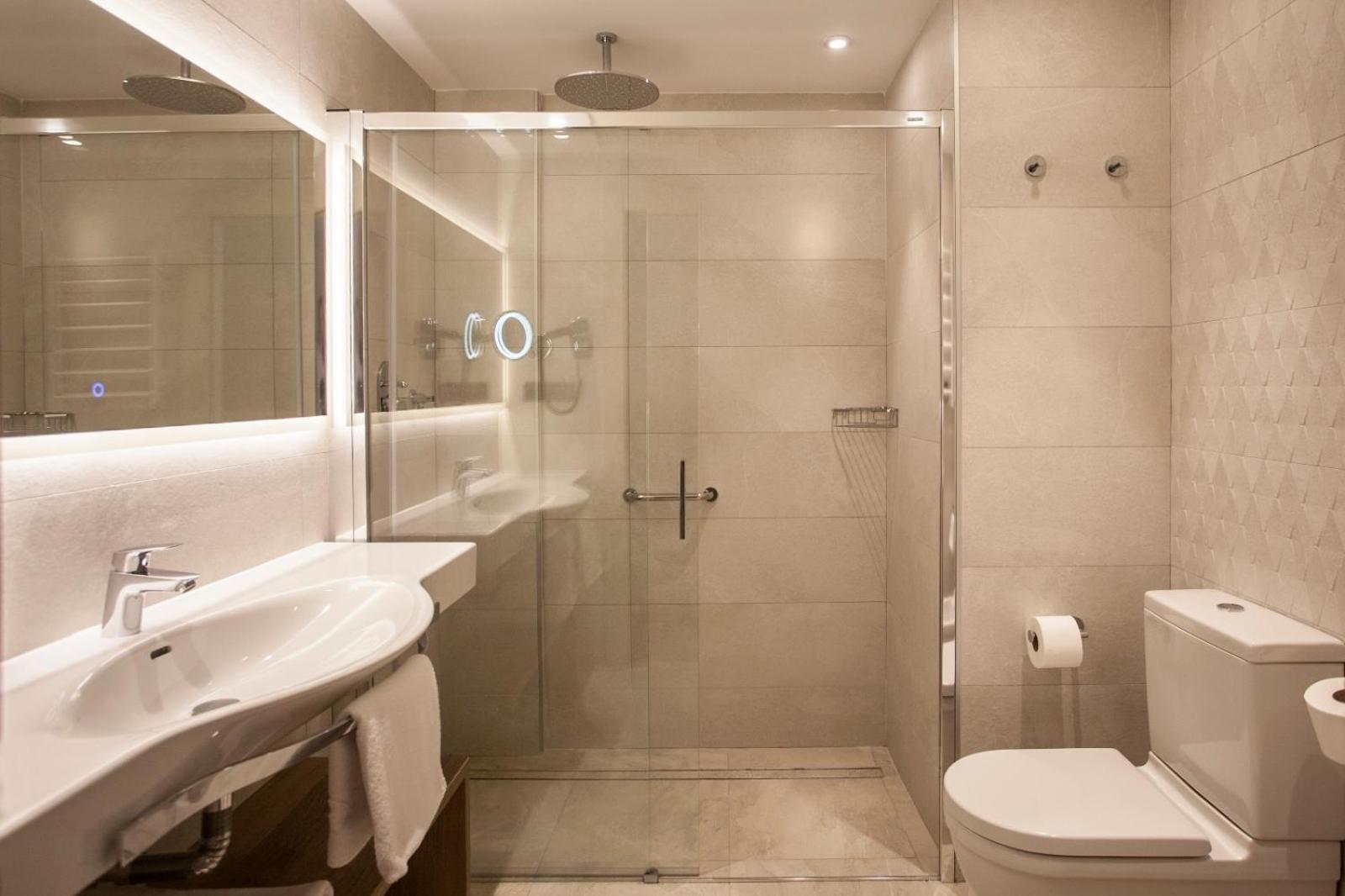 Junior Suite with Balcony - Photo 12