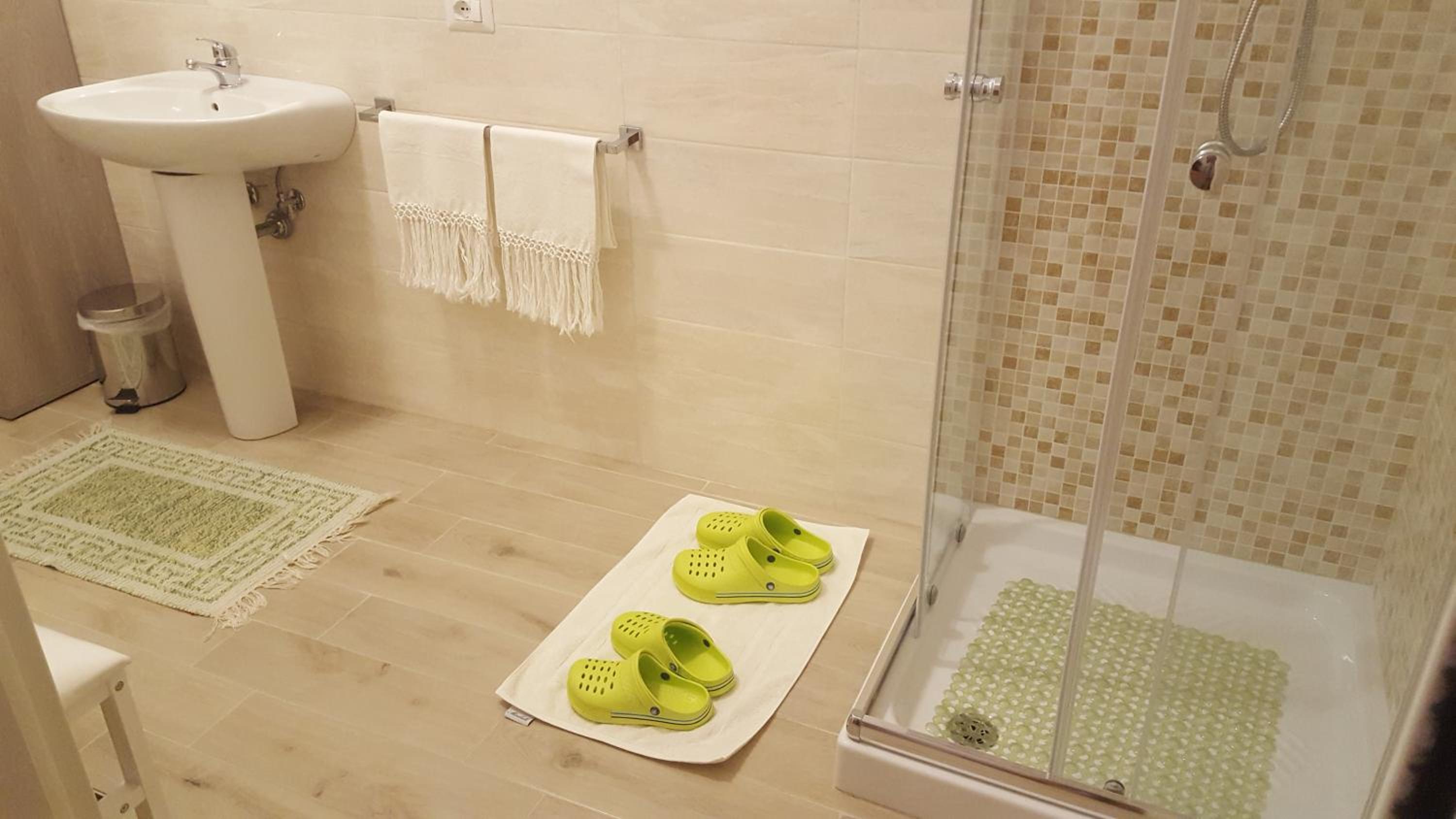 Double Room with Private Internal Bathroom - Photo 8