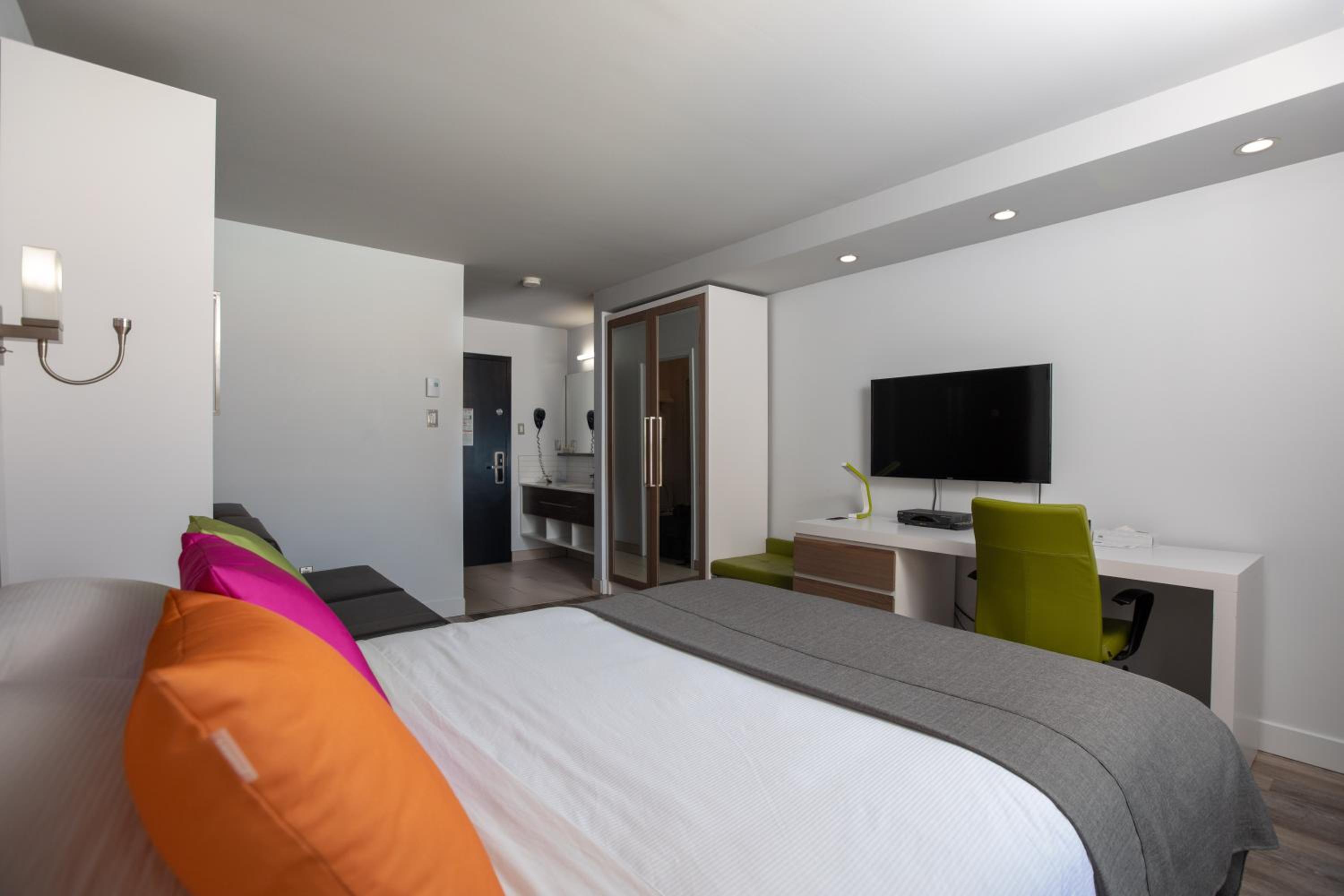 Executive Room , 1 Queen bed 1 Murphy bed