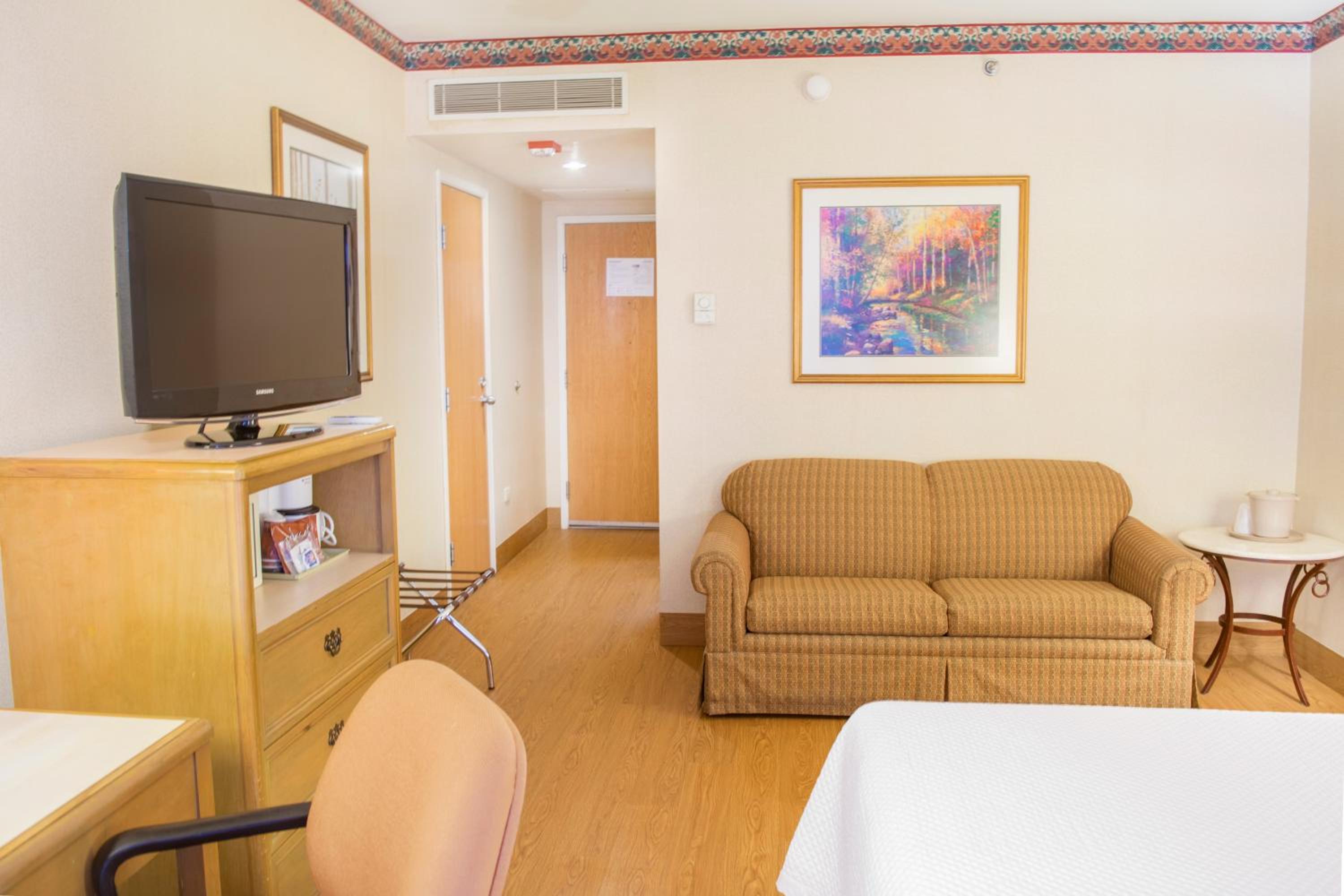 King Room - Non-Smoking - Photo 4