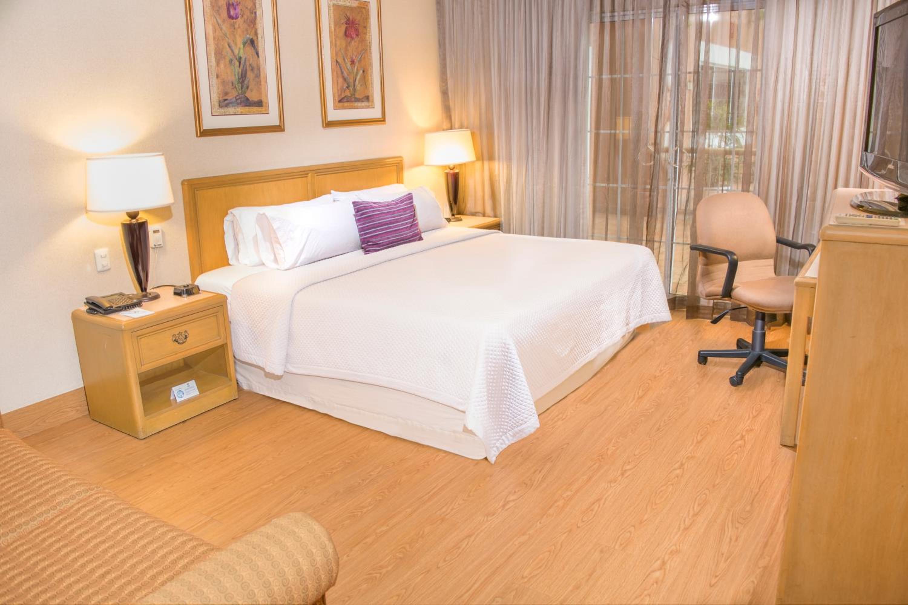 King Room - Non-Smoking - Photo 1