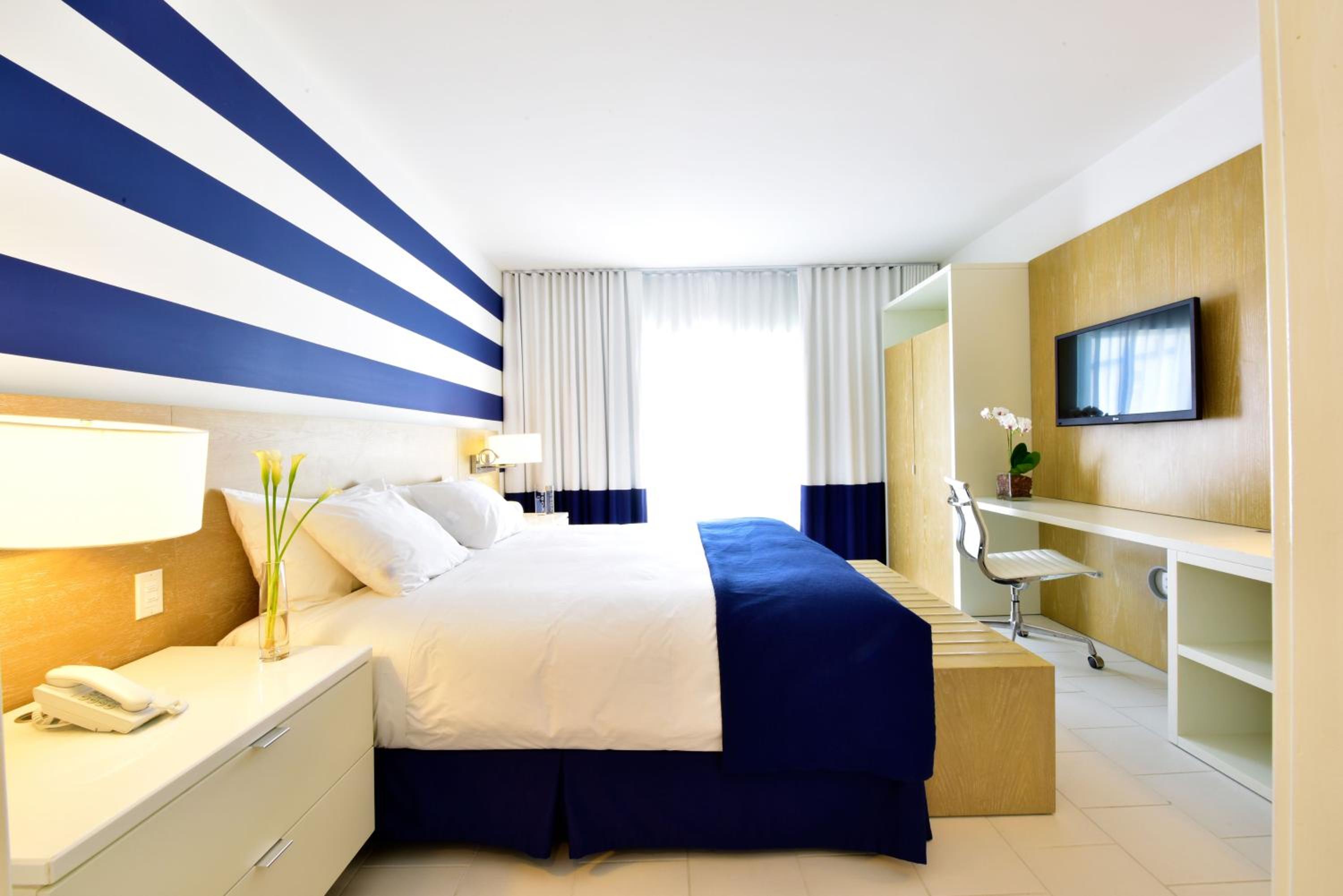 One-Bedroom Suite Pool View (3 People) - Photo 1