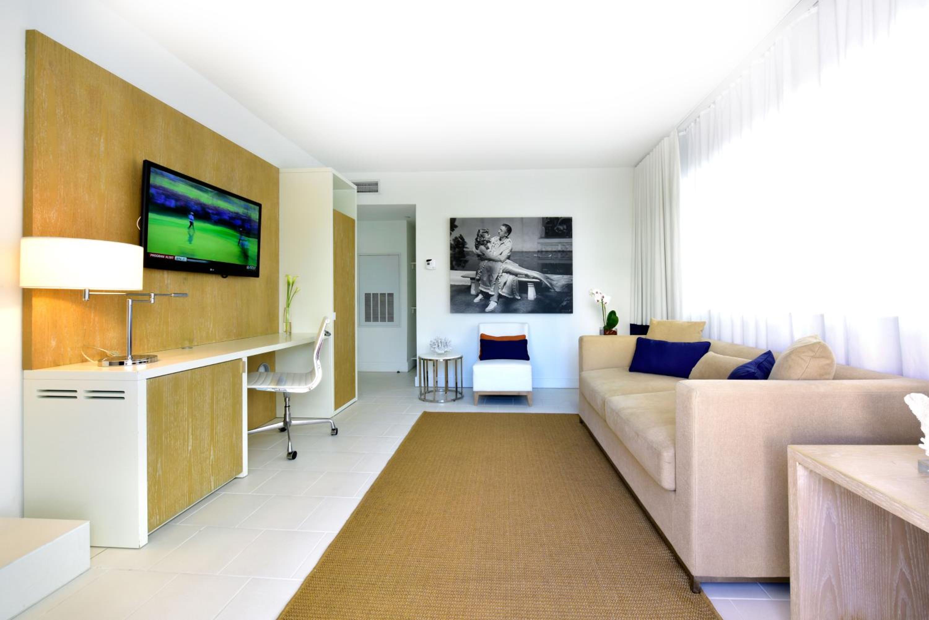 Two-Bedroom Suite Pool View (4 People) - Photo 3