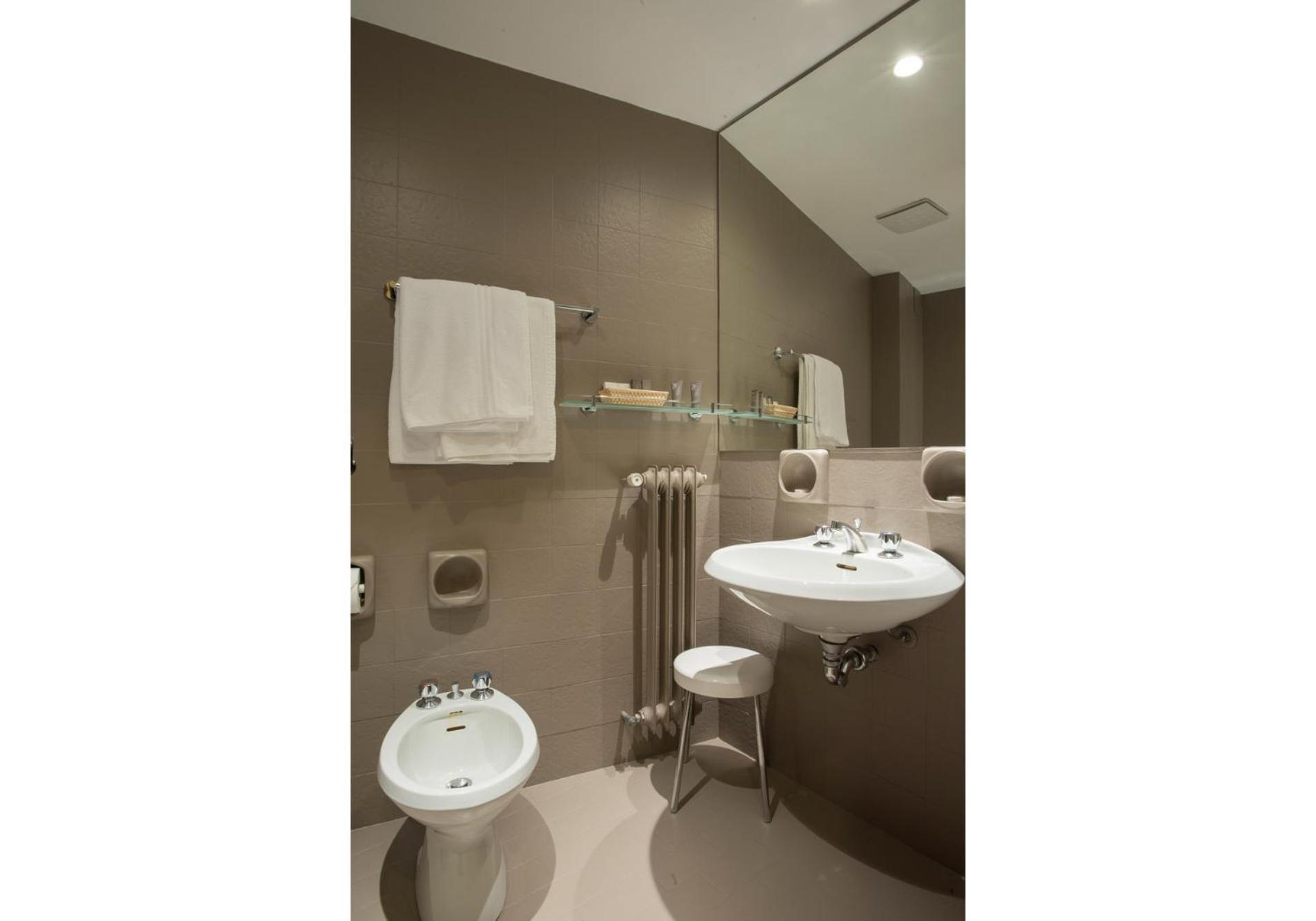 Standard Double or Twin Room - Photo 5