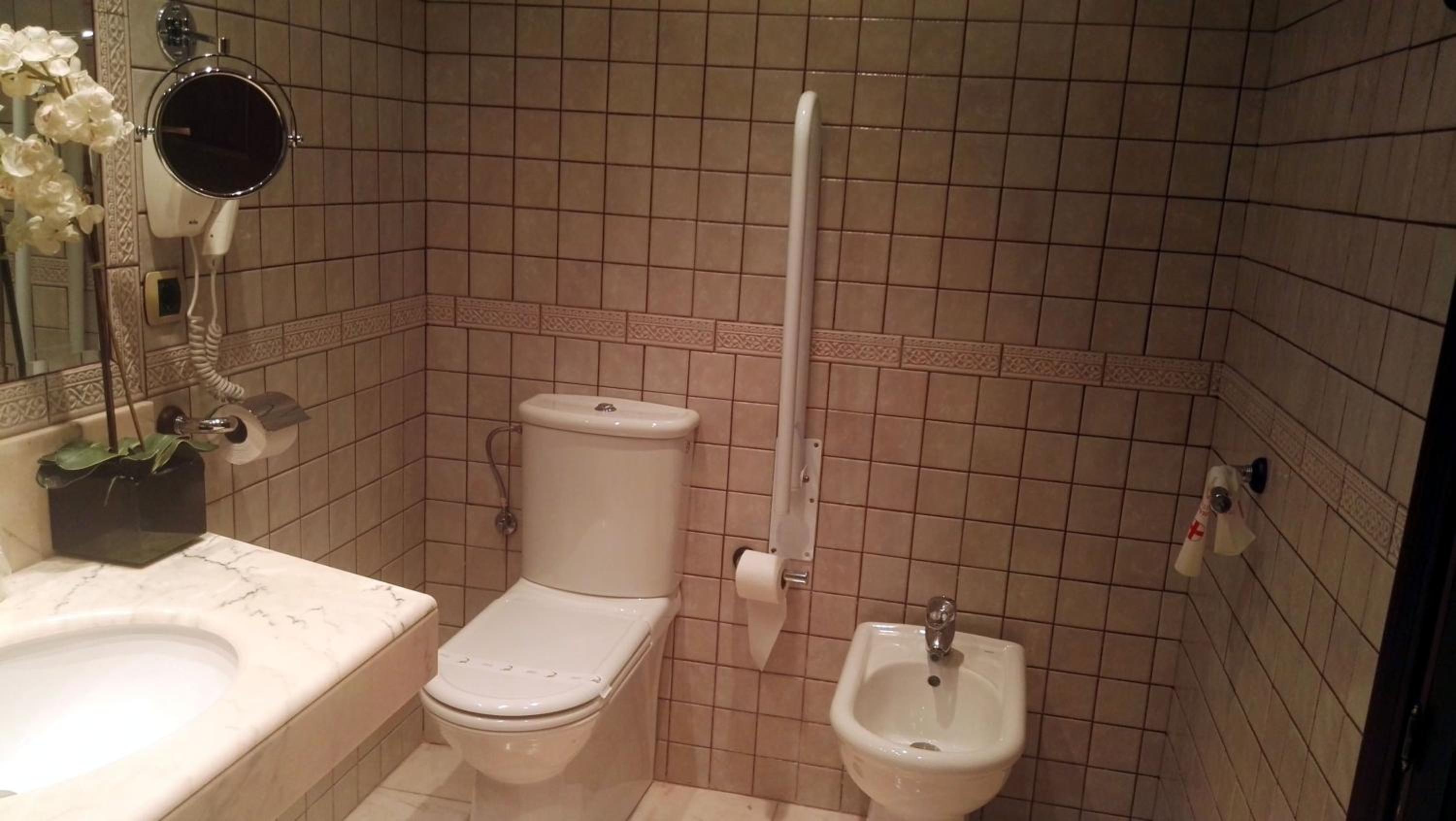 Double or Twin Room - Photo 6
