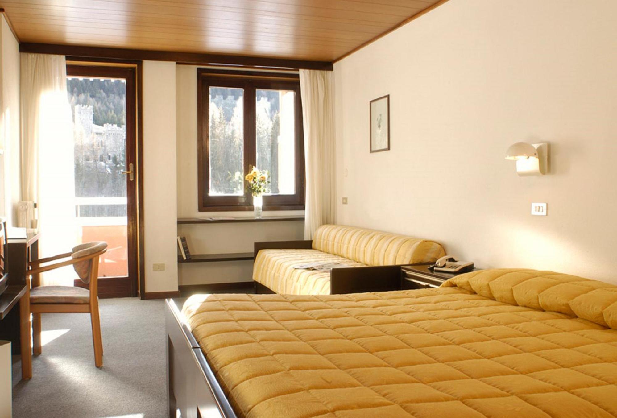 Deluxe Double Room with Balcony - Photo 2