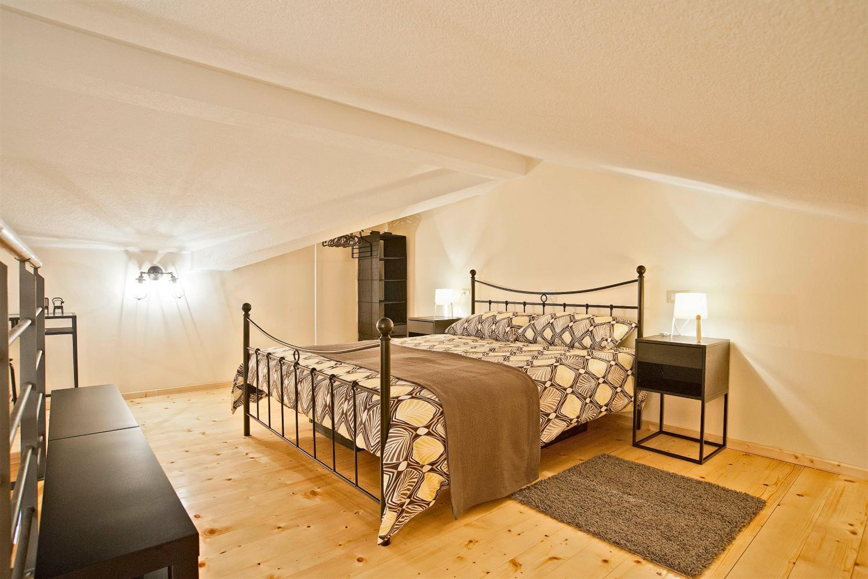 One-Bedroom Apartment photo 1