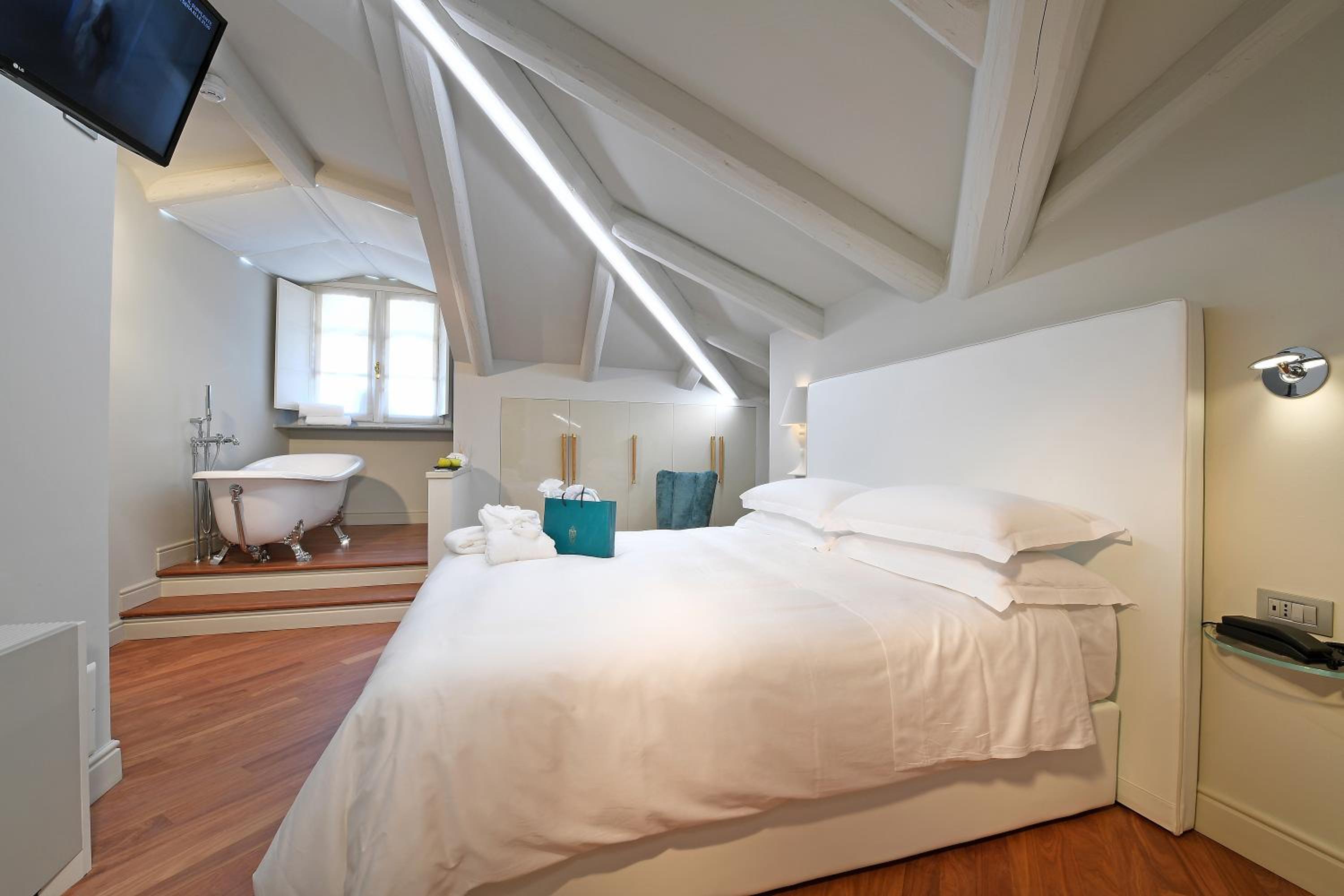 Standard Double or Twin Room photo 1