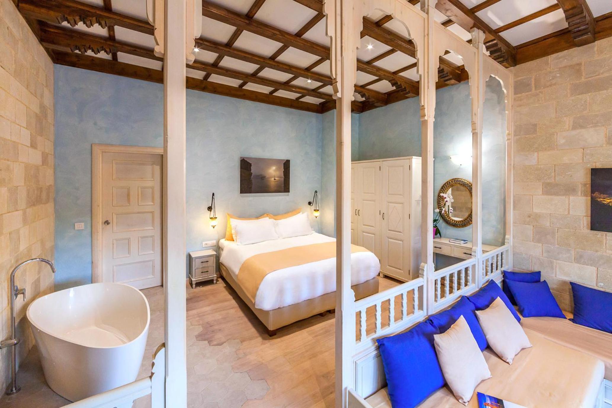 Grand Suite with Private Garden and Outdoor Hot tub (Panselinos) photo 3