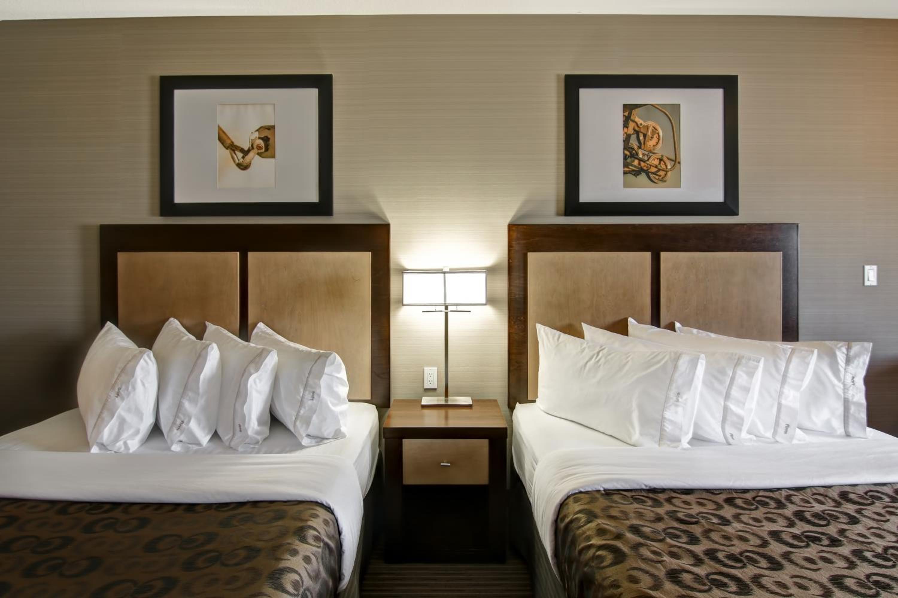 Queen Room with Two Queen Beds photo 1