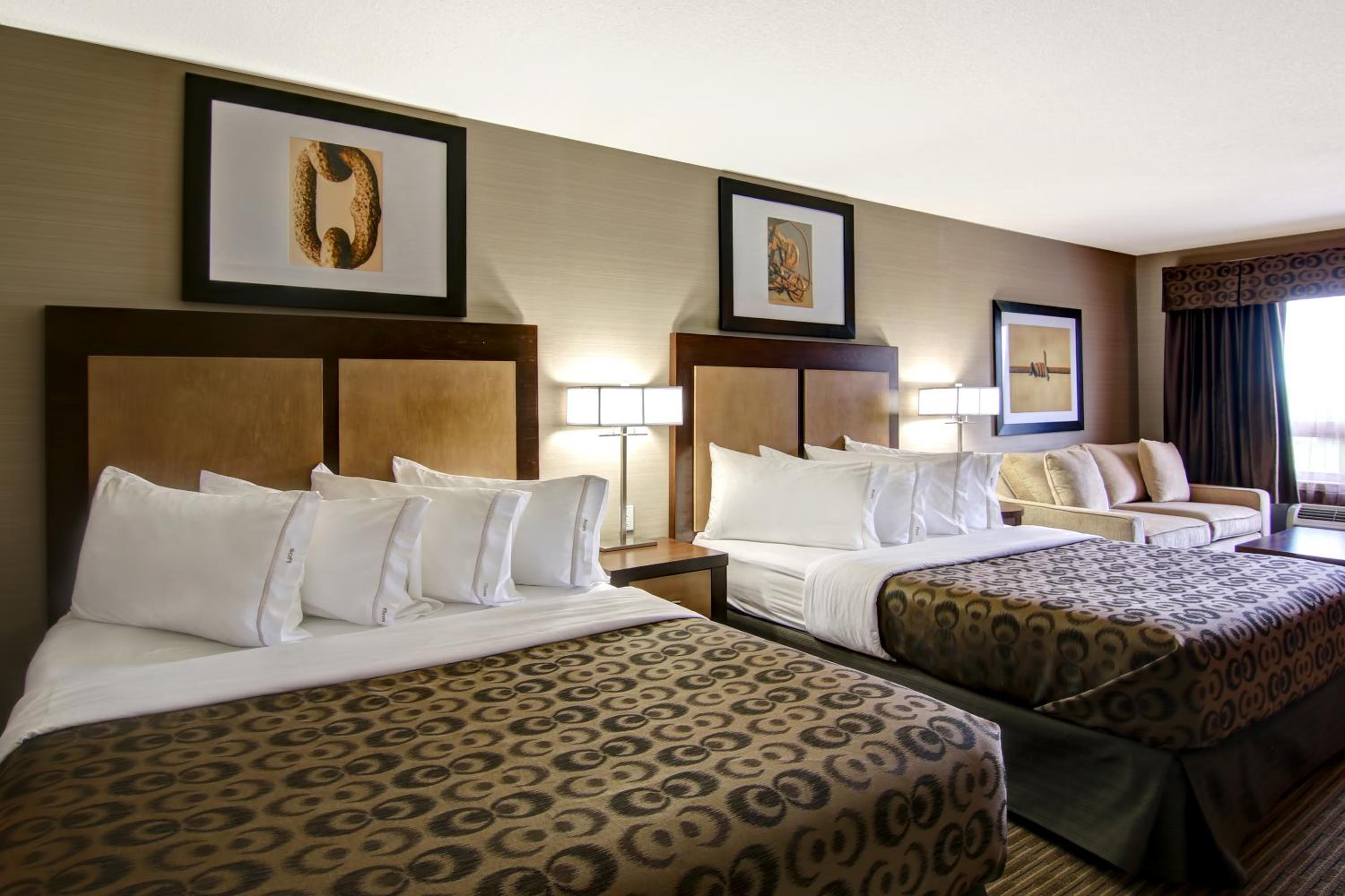 Deluxe Queen Room with Two Queen Beds with Sofa Bed photo 2