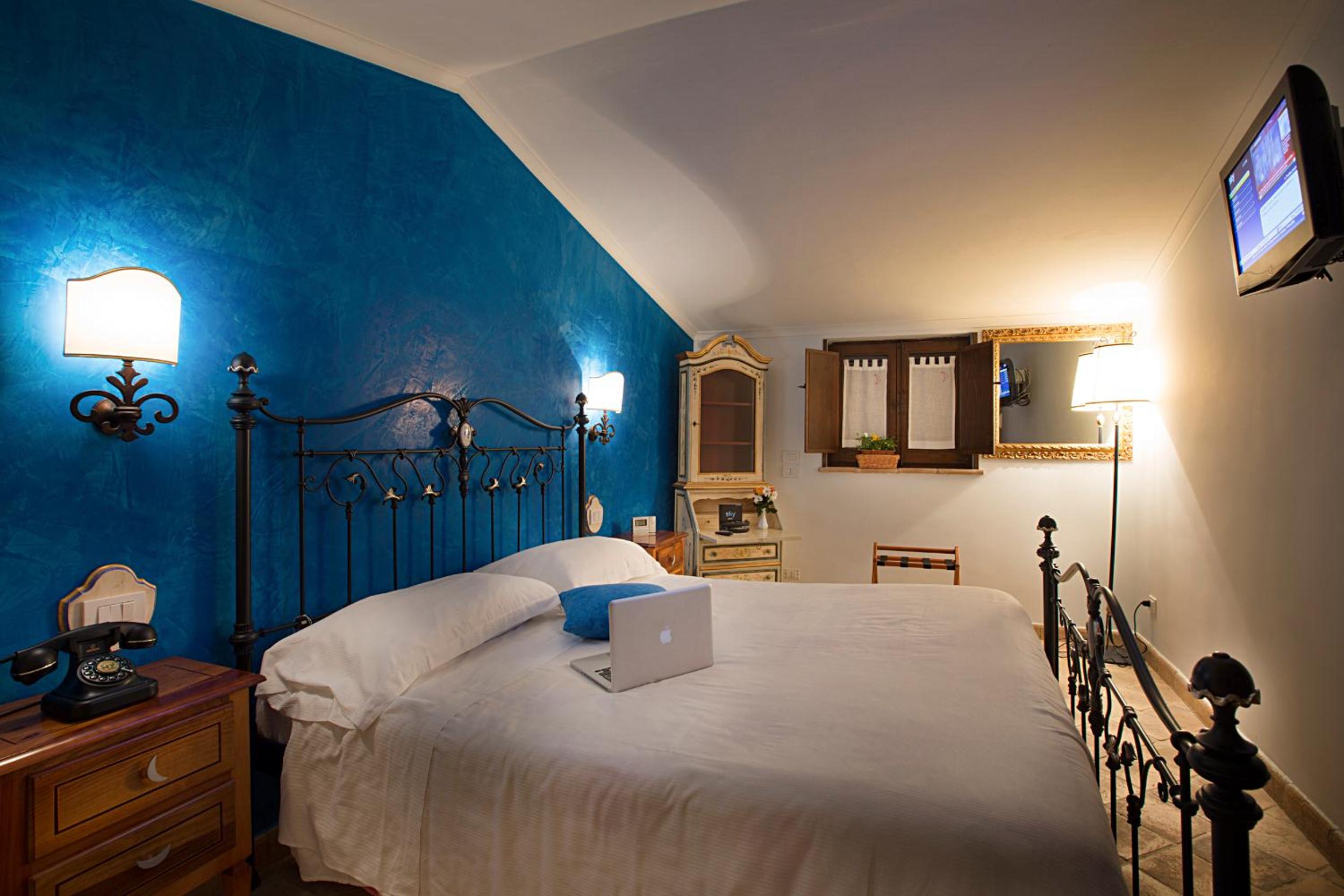 Suite - Photo 1