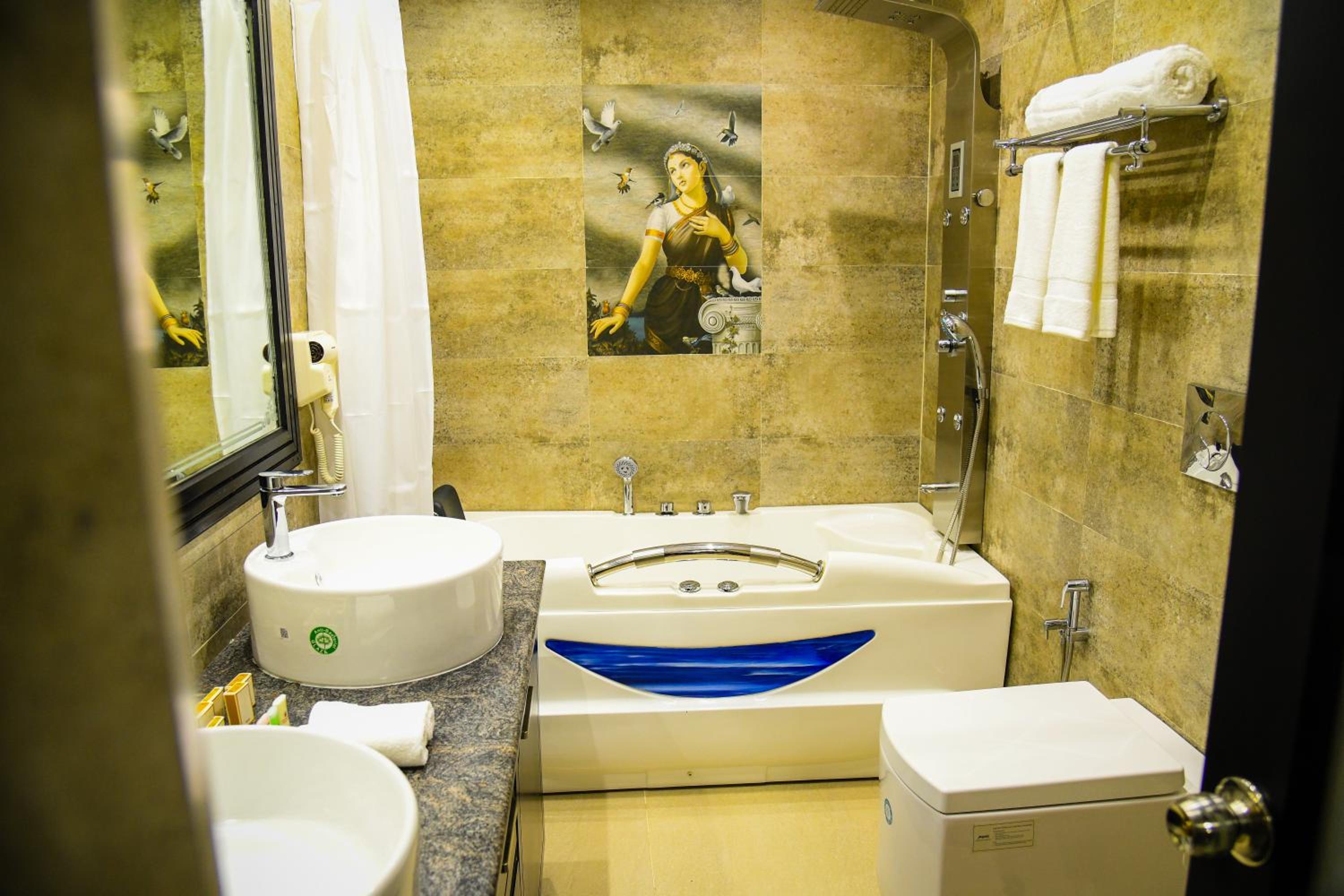 Deluxe King Suite - Photo 15