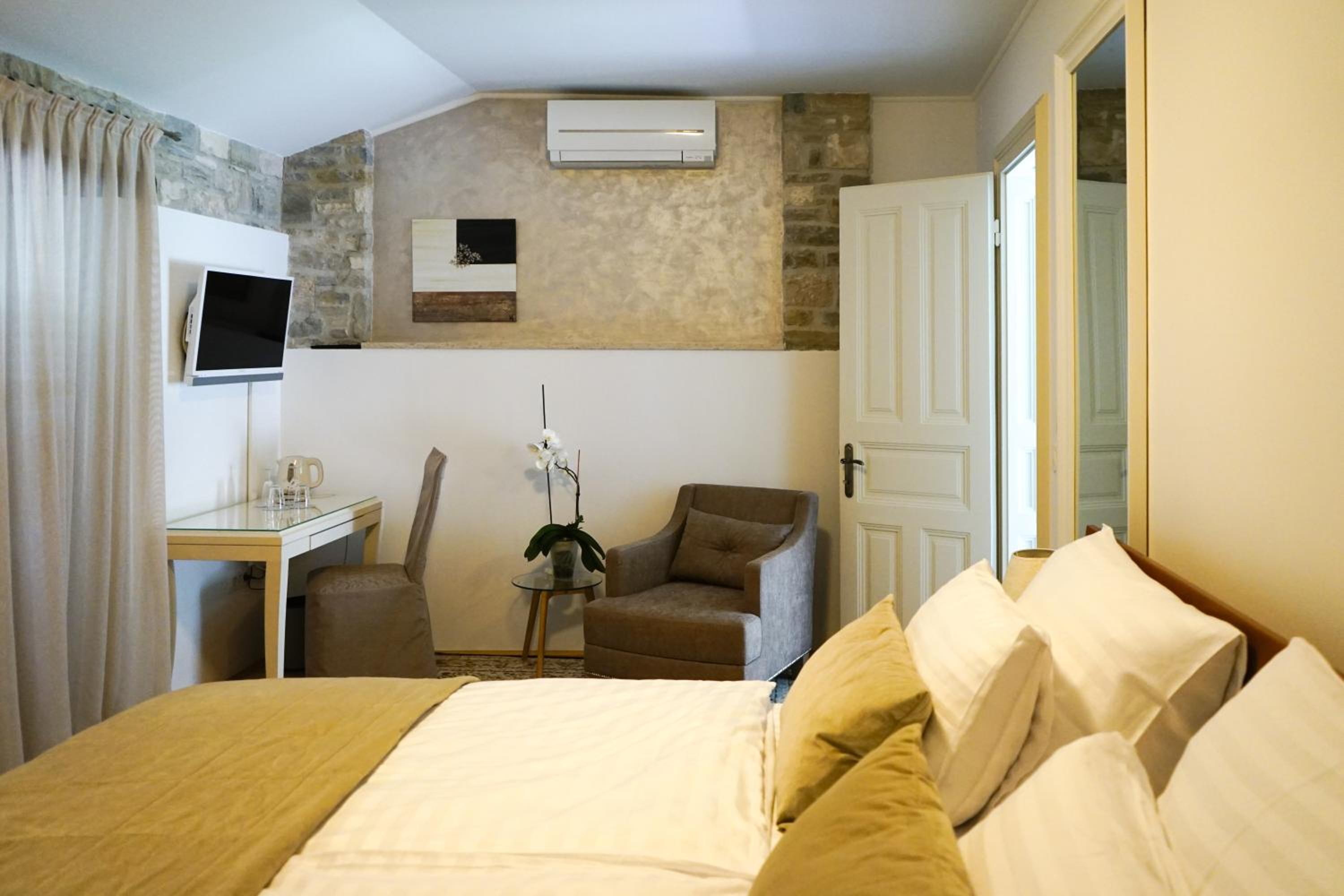 Deluxe Queen Room - Photo 8