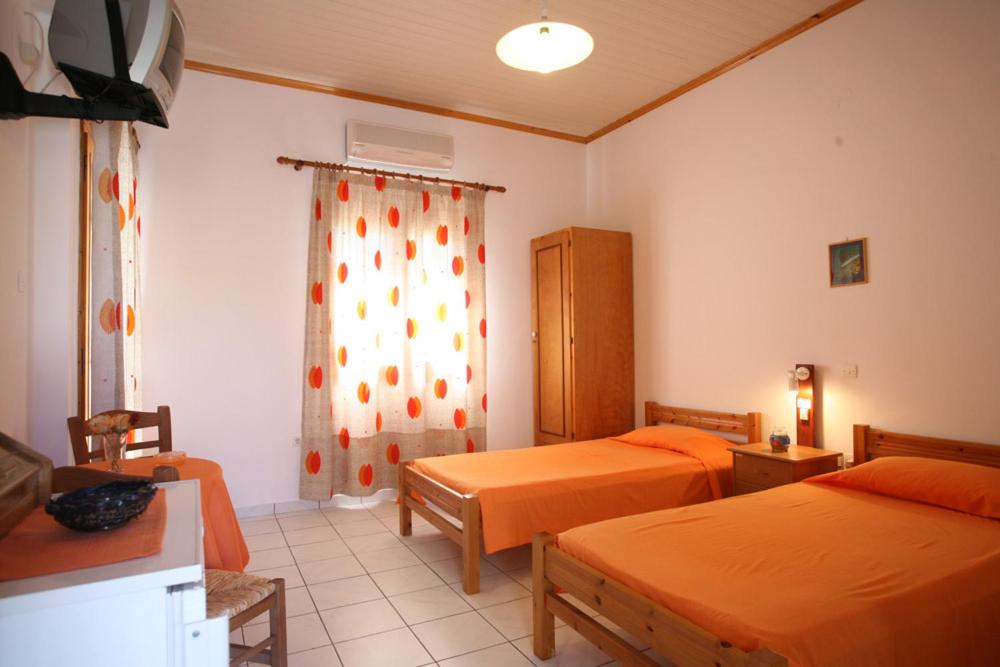 Twin Room - Photo 9