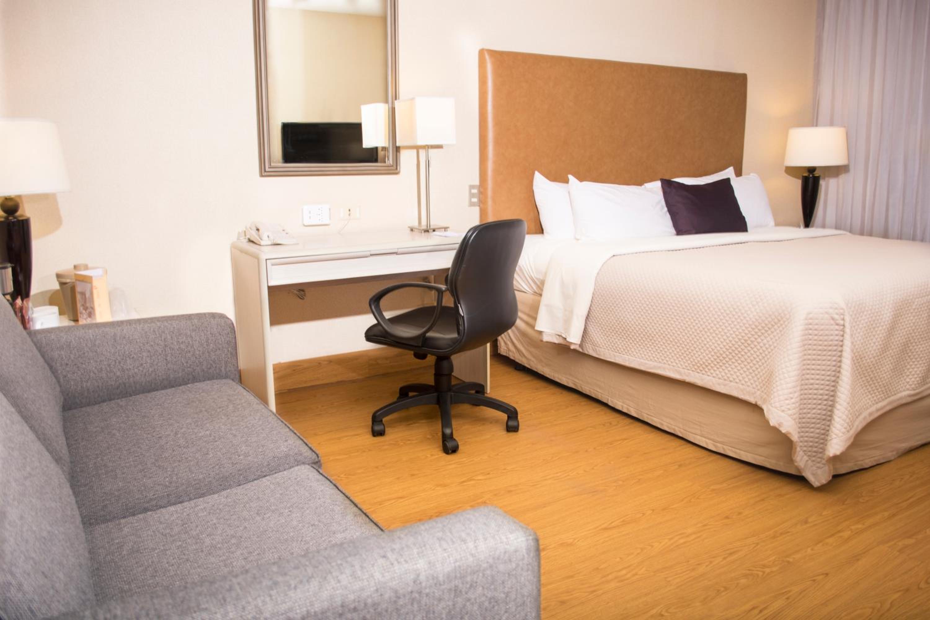 Deluxe King Room - Photo 2