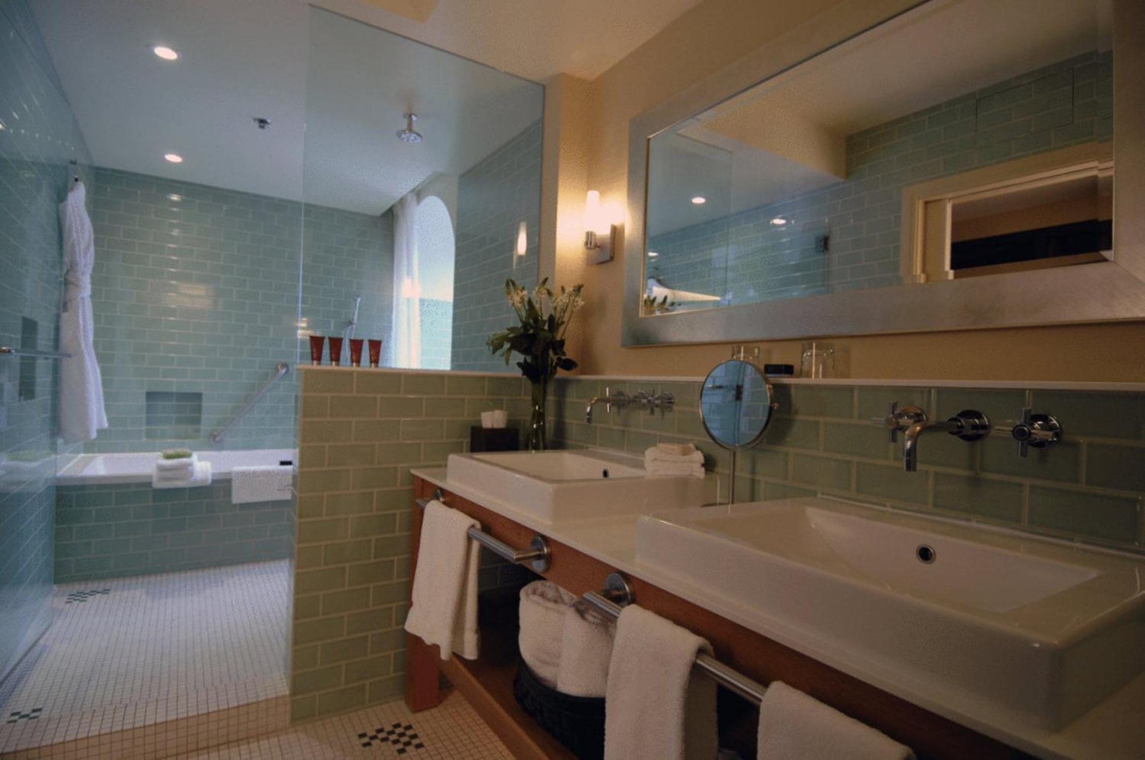 Luxury King Room - Photo 9