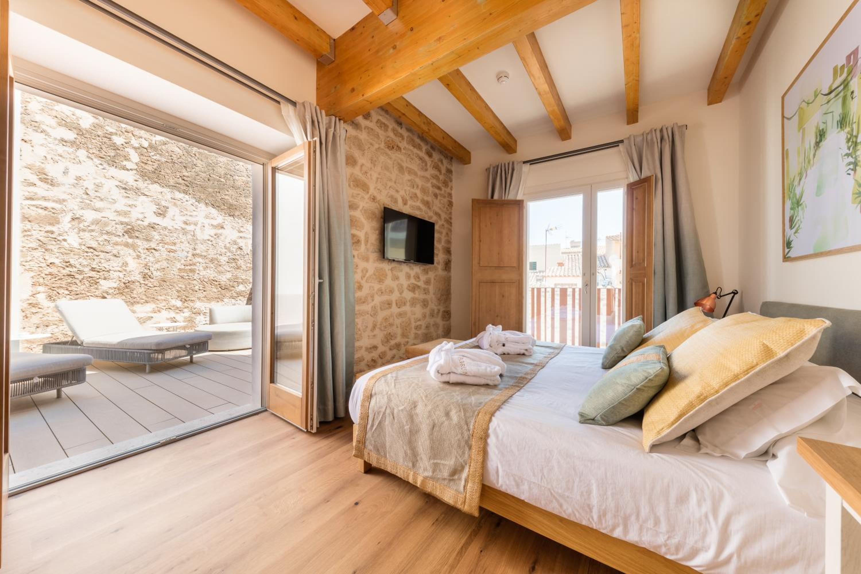 Deluxe Double Room with Balcony photo 2