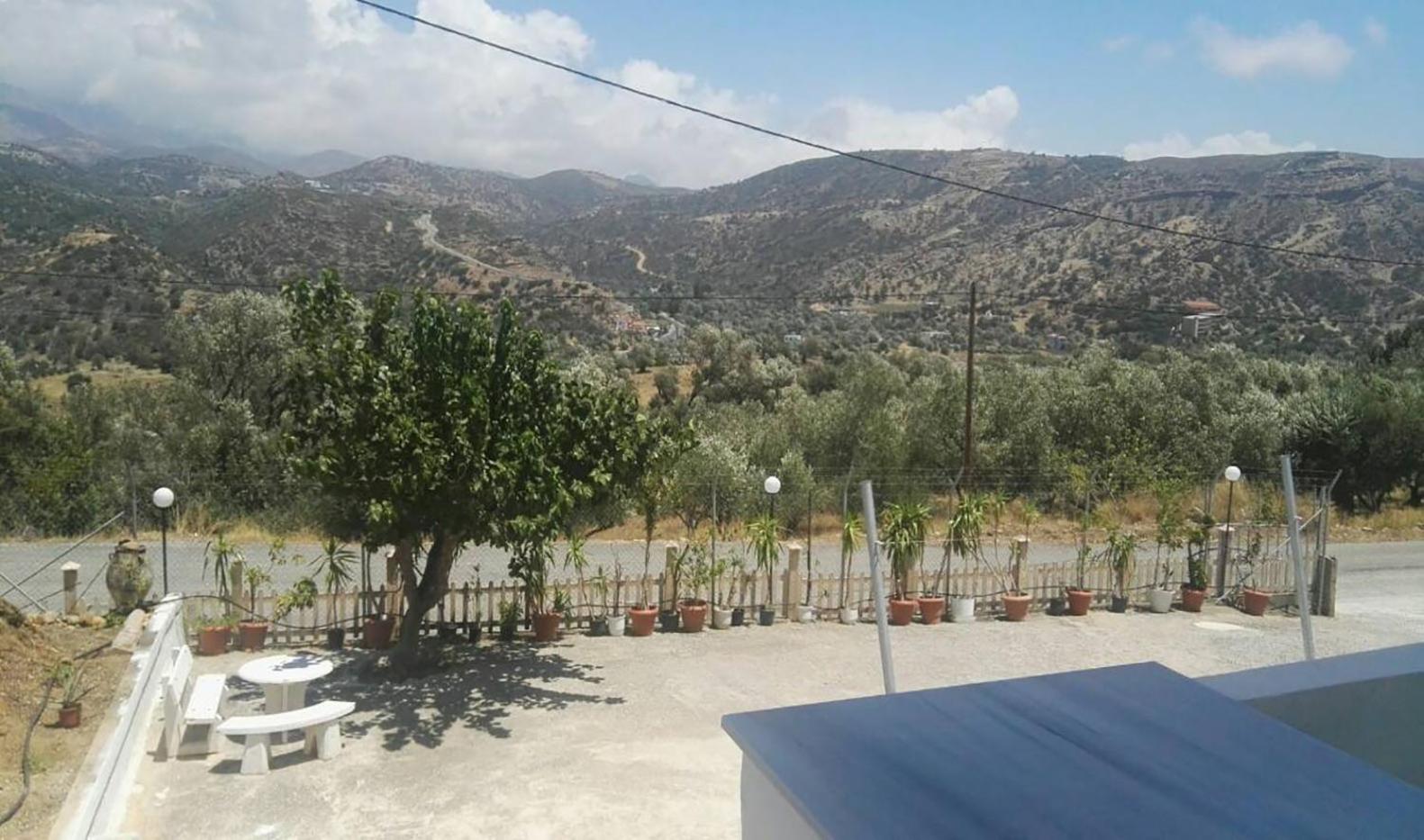 Two-Bedroom Apartment with Mountain View photo 2