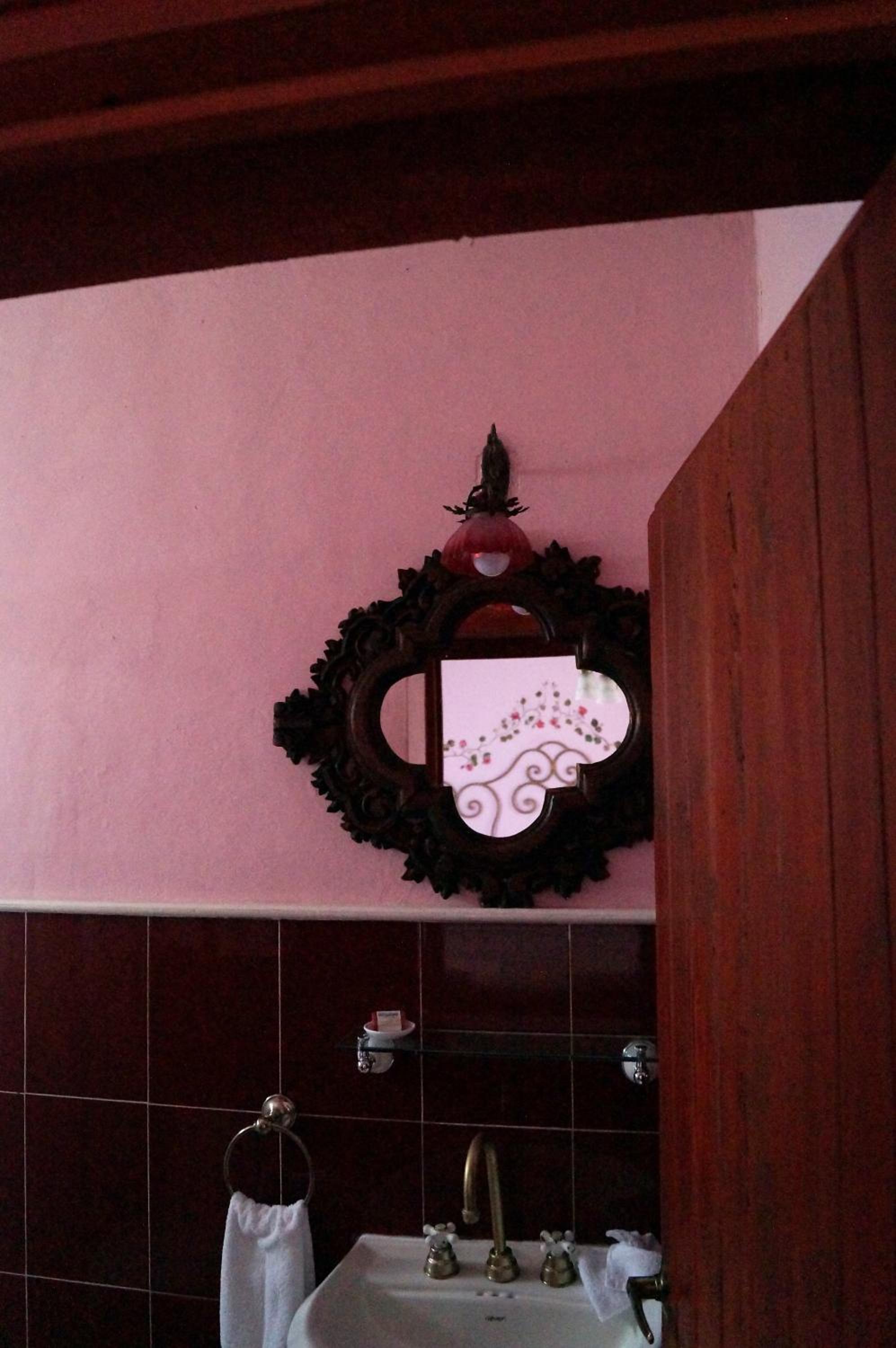 King Room with Private Bathroom - Photo 2