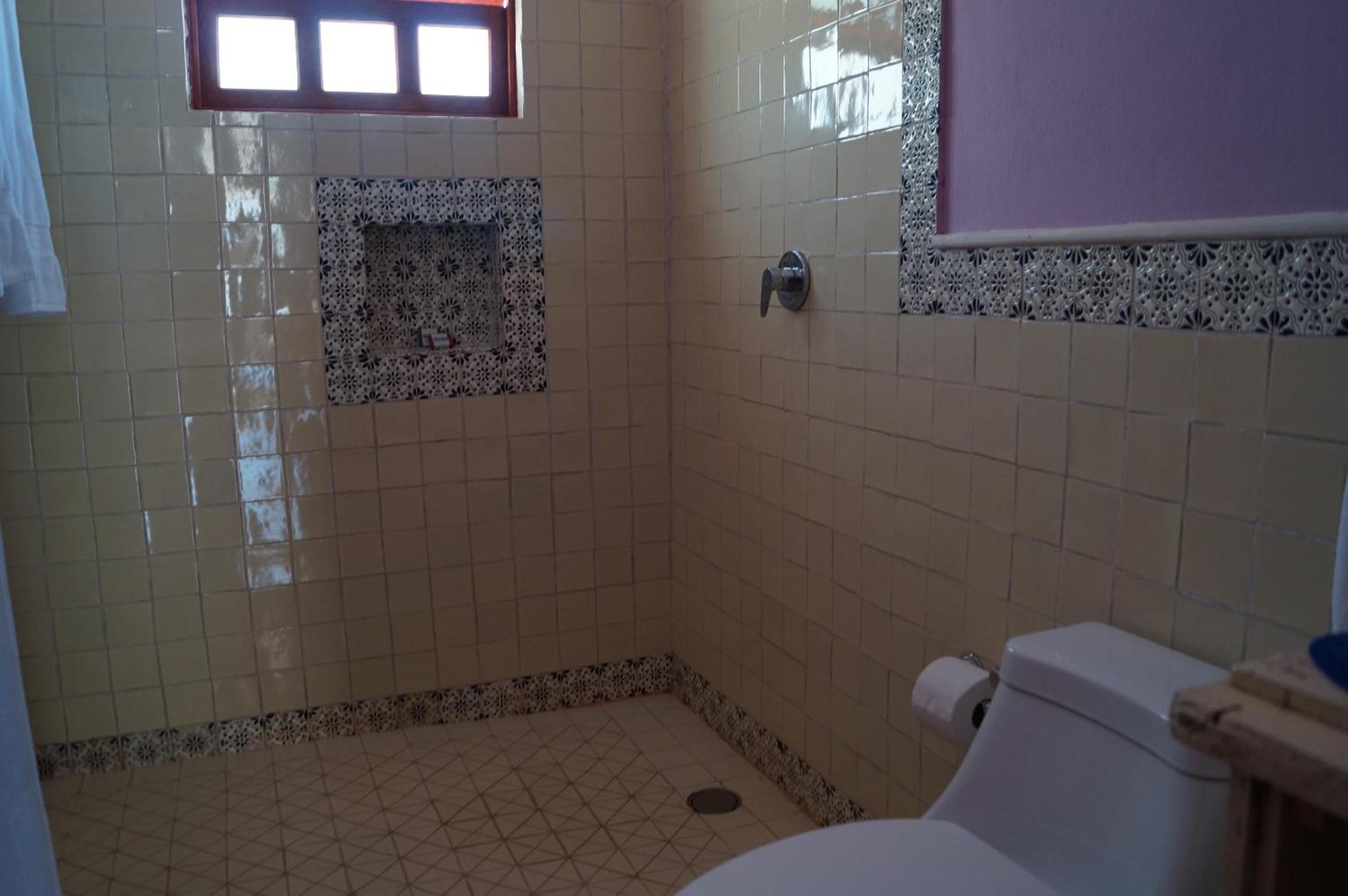 King Room with Private Bathroom - Photo 4
