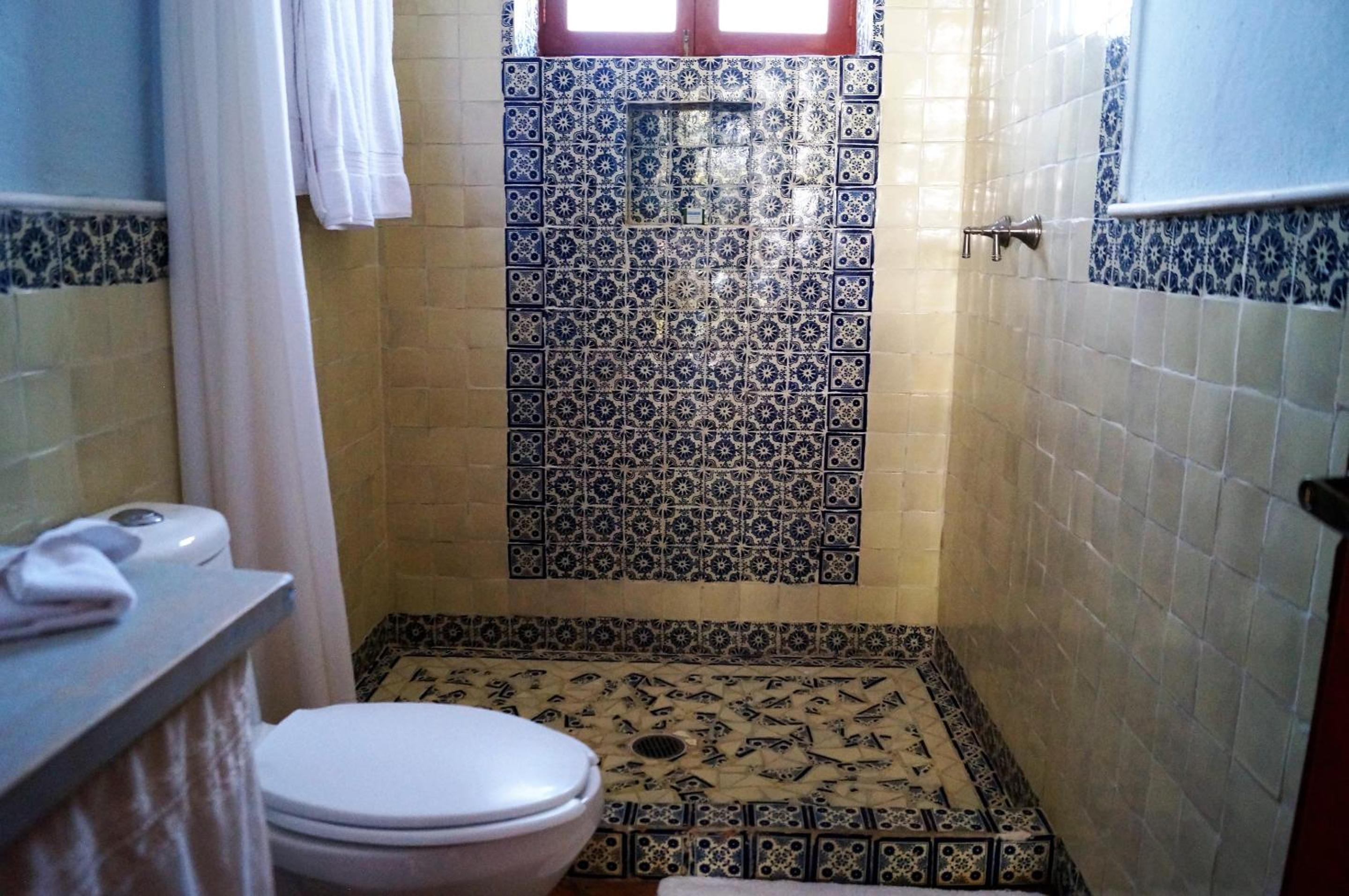 Two Double Beds Room with Private Bathroom - Photo 2