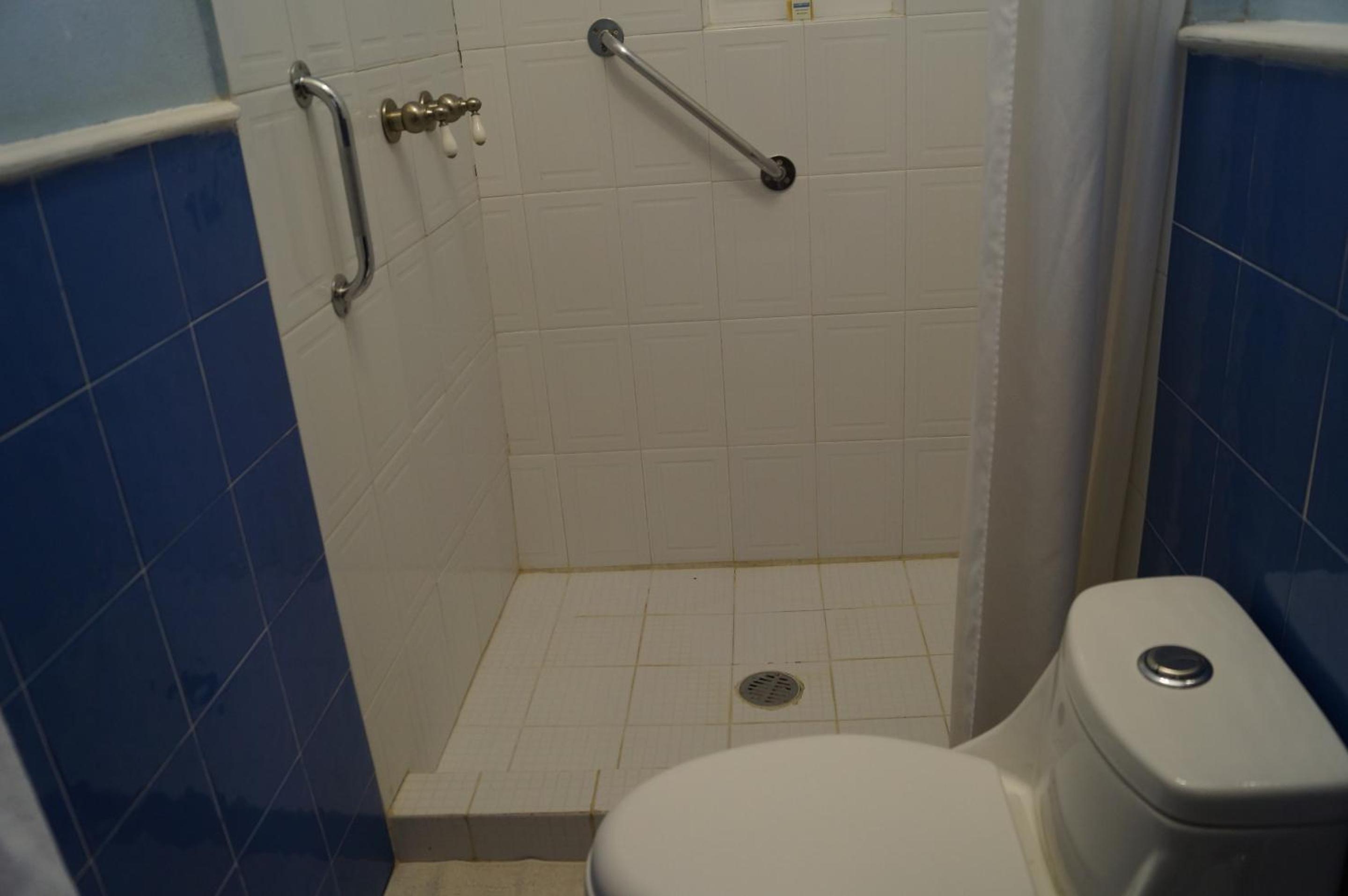 Double Room with Private Bathroom - Photo 2
