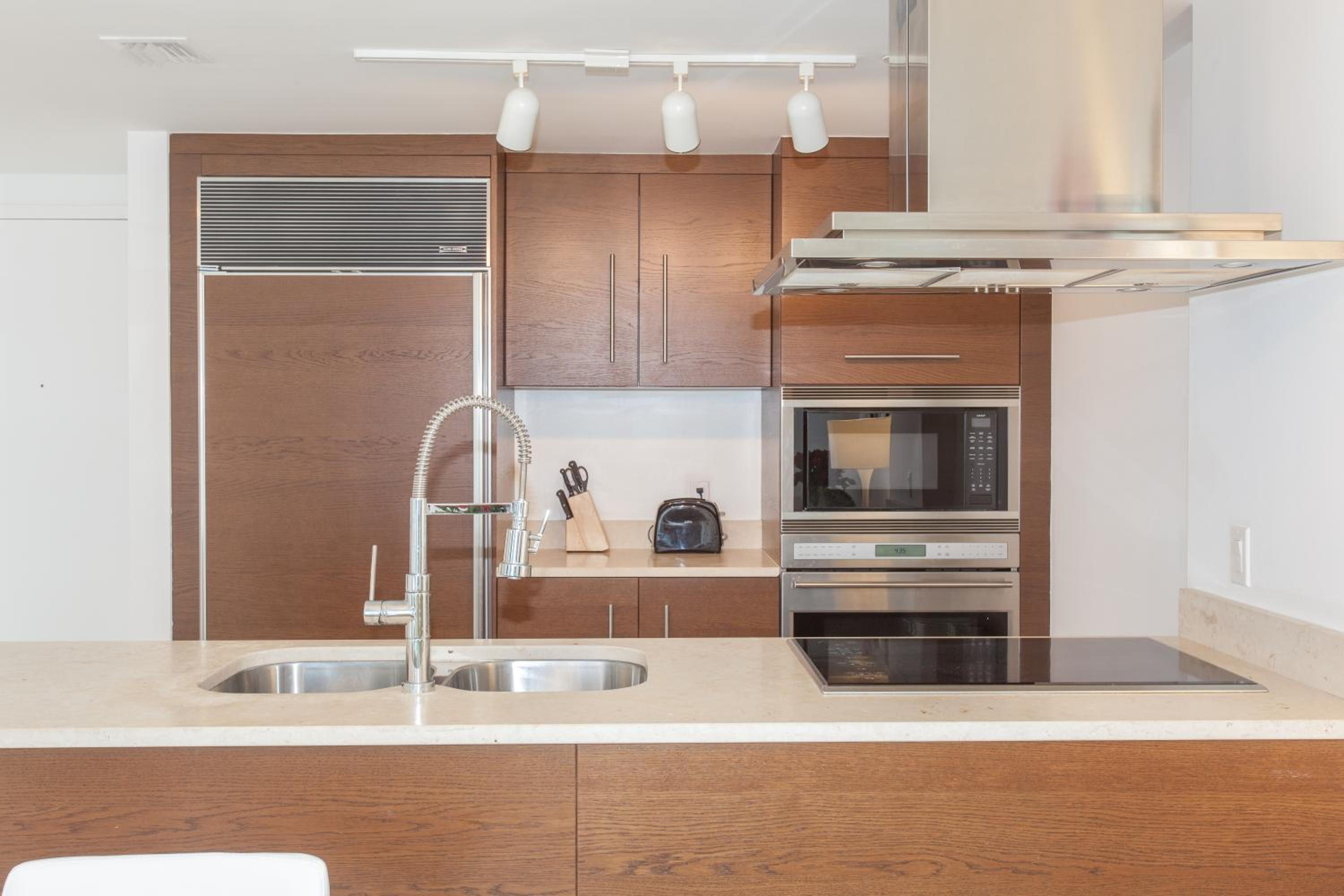 Boutique One Bedroom Apartment Ocean Views Balcony