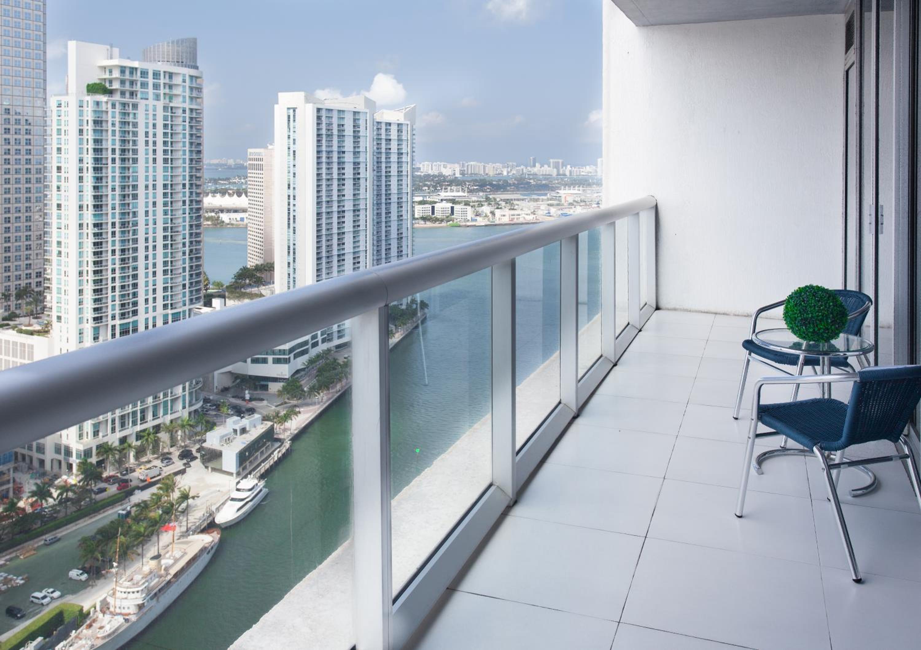 Boutique One Bedroom Apartment Ocean Views Balcony