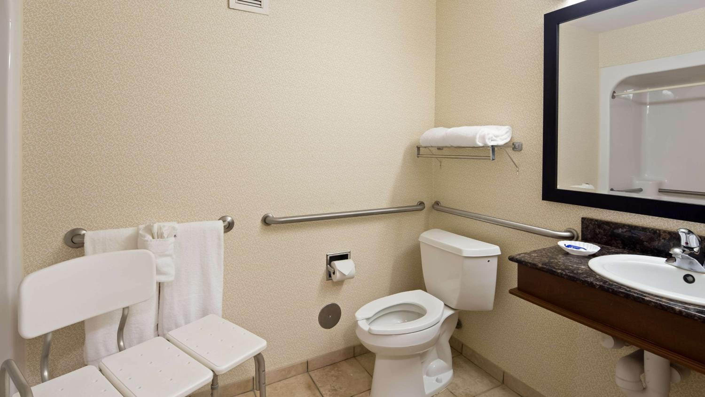 Queen Room with Two Queen Beds and Bath Tub - Disability Access/Non-Smoking  - Photo 4
