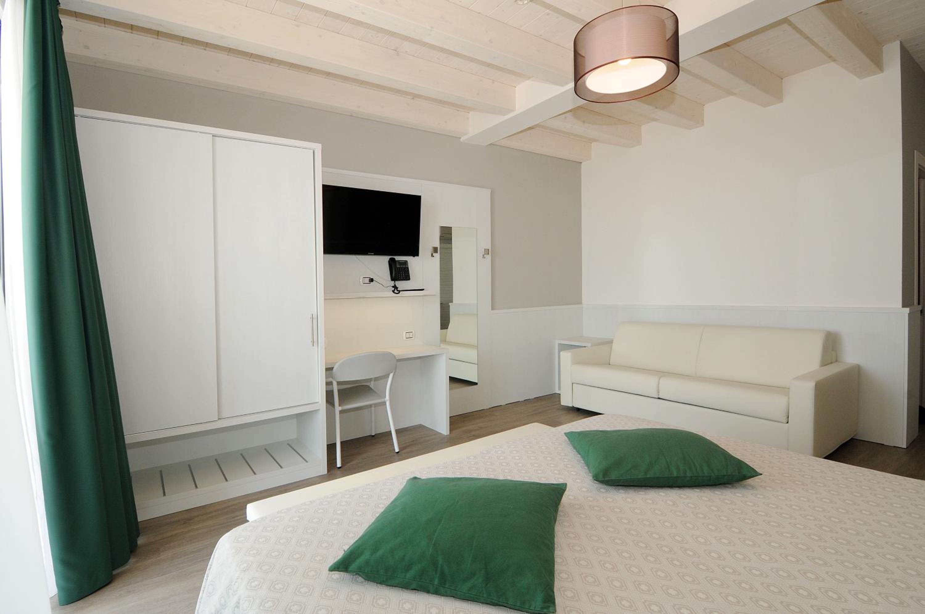 King Room with Spa Bath (2 Adults + 2 Children) - Photo 2