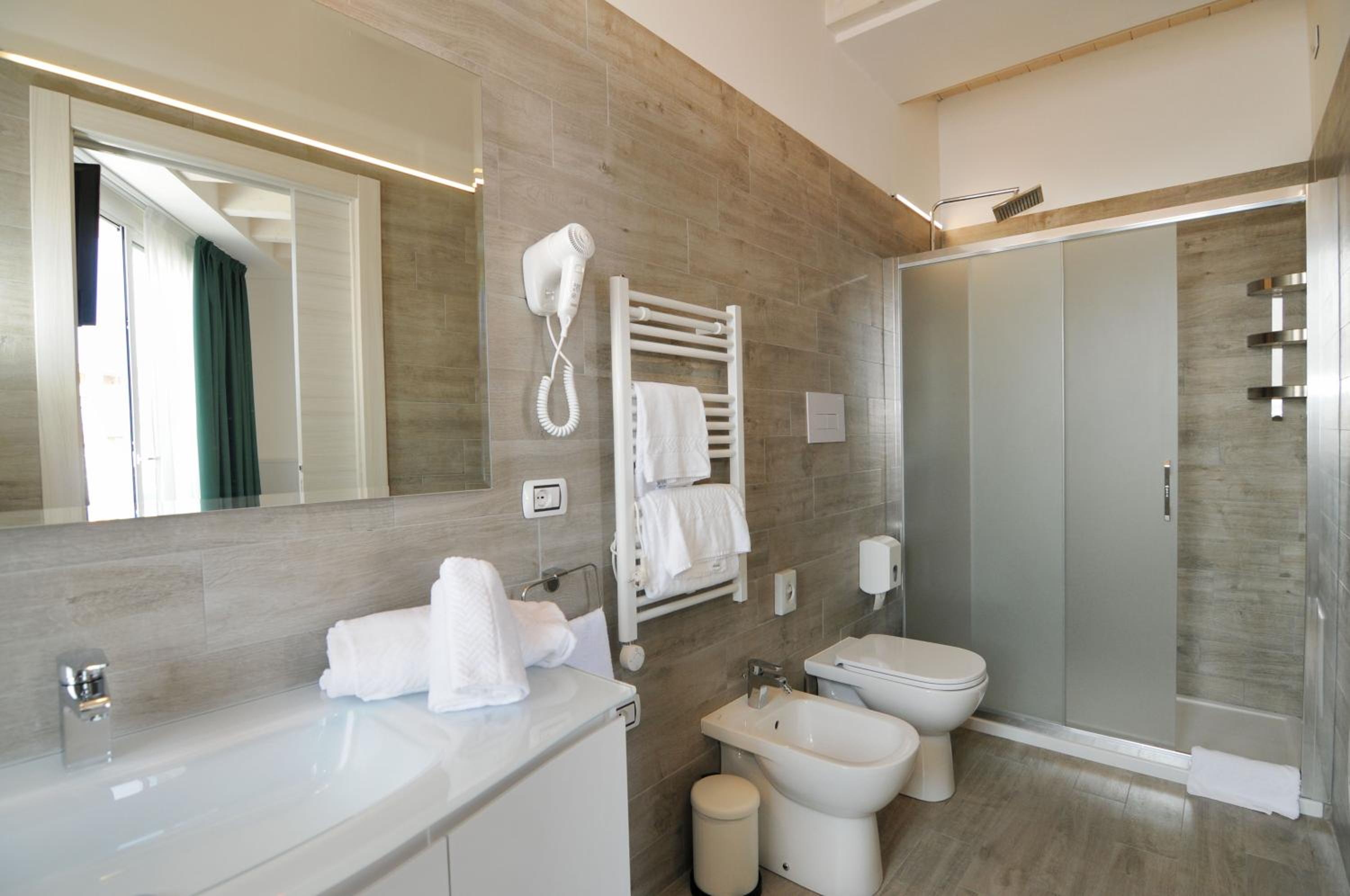 Queen Room with Spa Bath - Photo 5