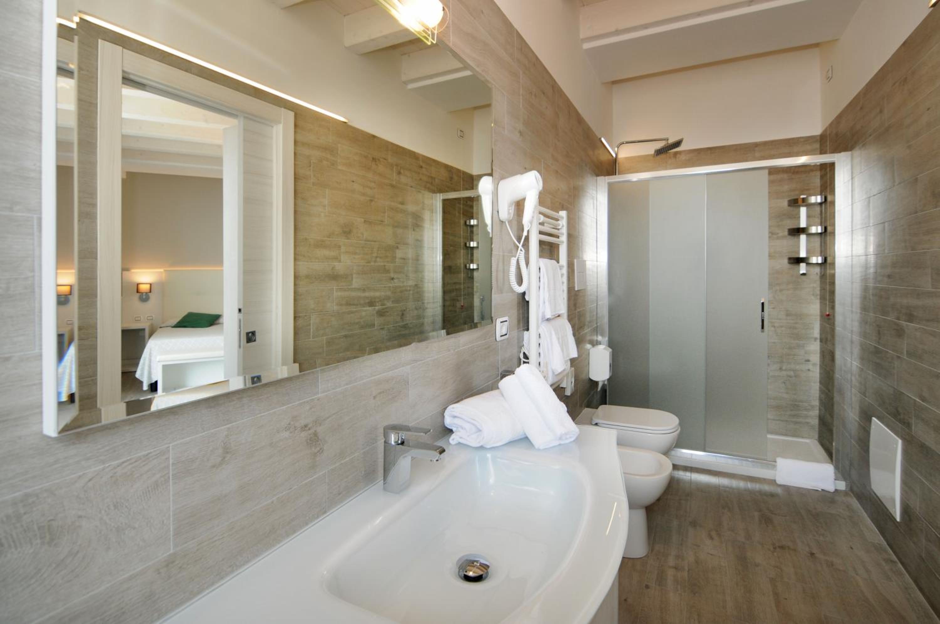 Queen Room with Spa Bath - Photo 3