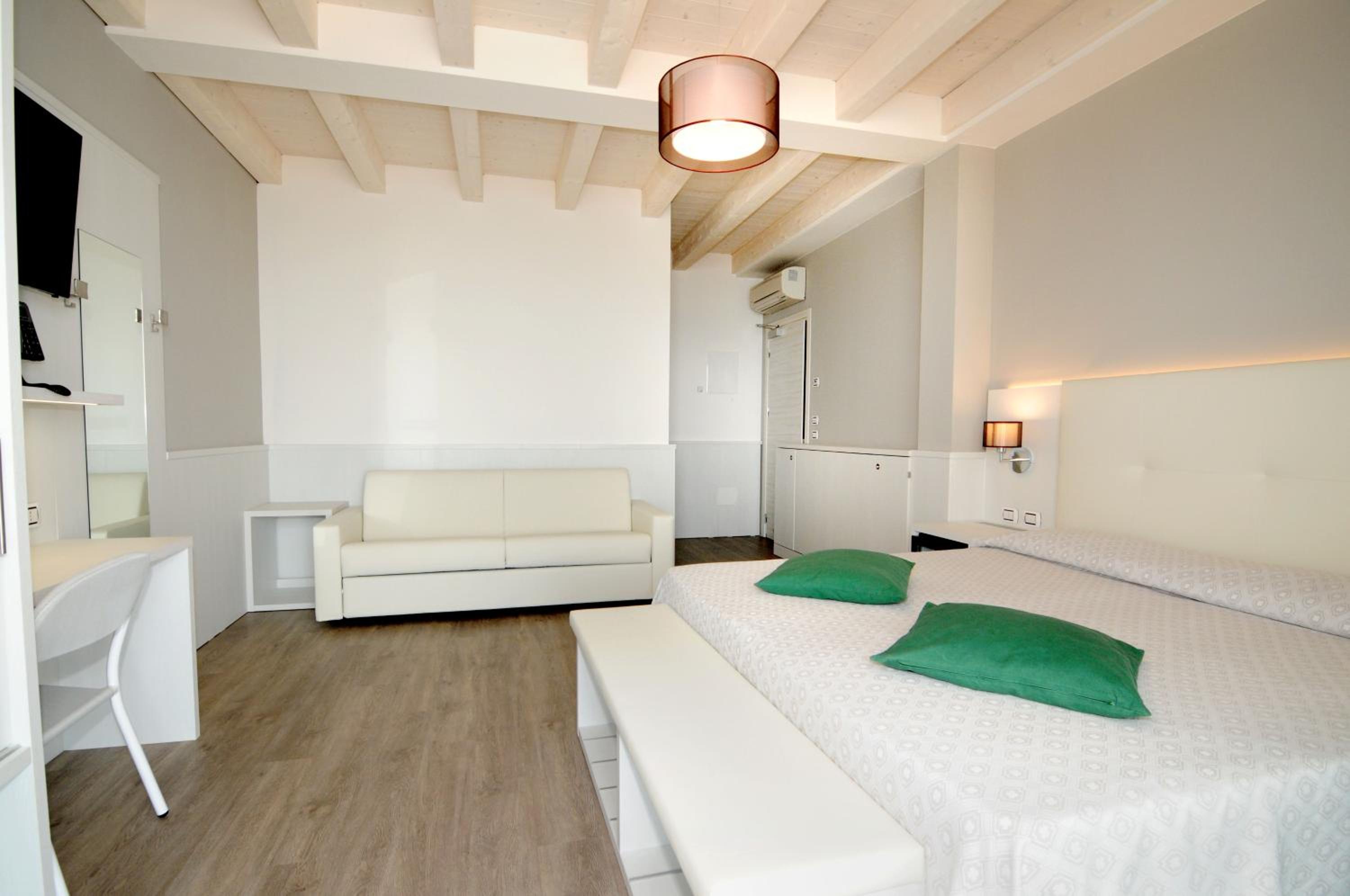 King Room with Spa Bath (2 Adults + 2 Children) - Photo 4