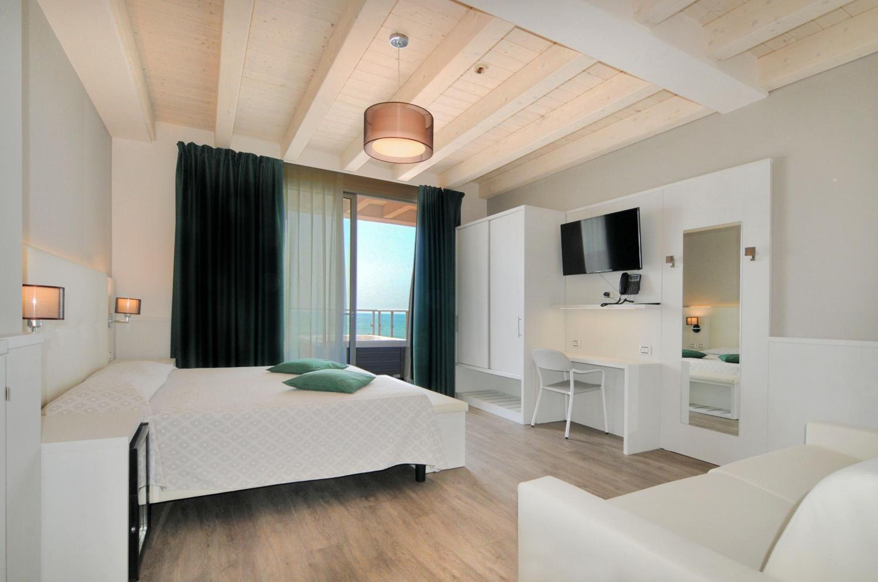King Room with Spa Bath (2 Adults + 2 Children) - Photo 1