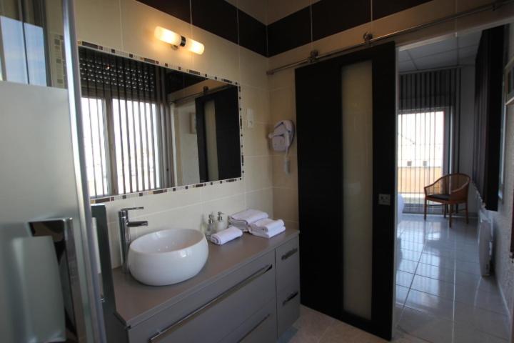 Superior One-Bedroom Apartment - Photo 4