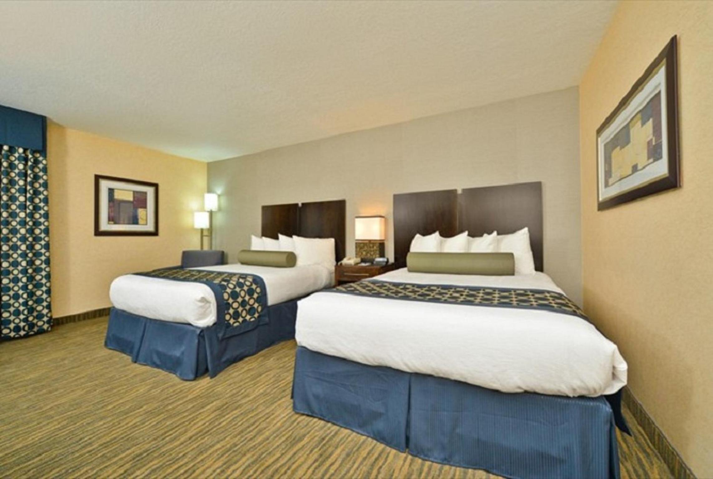 Queen Room with Two Queen Beds - Non-Smoking - Photo 4