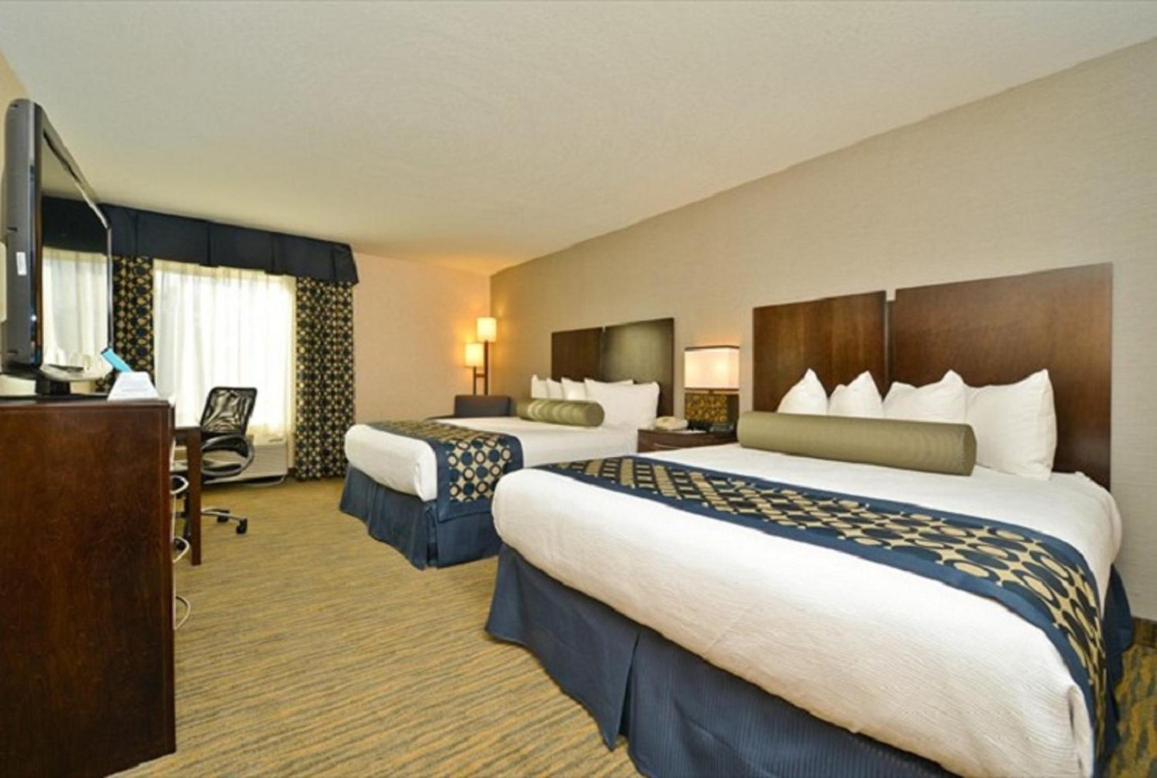 Queen Room with Two Queen Beds - Non-Smoking - Photo 5