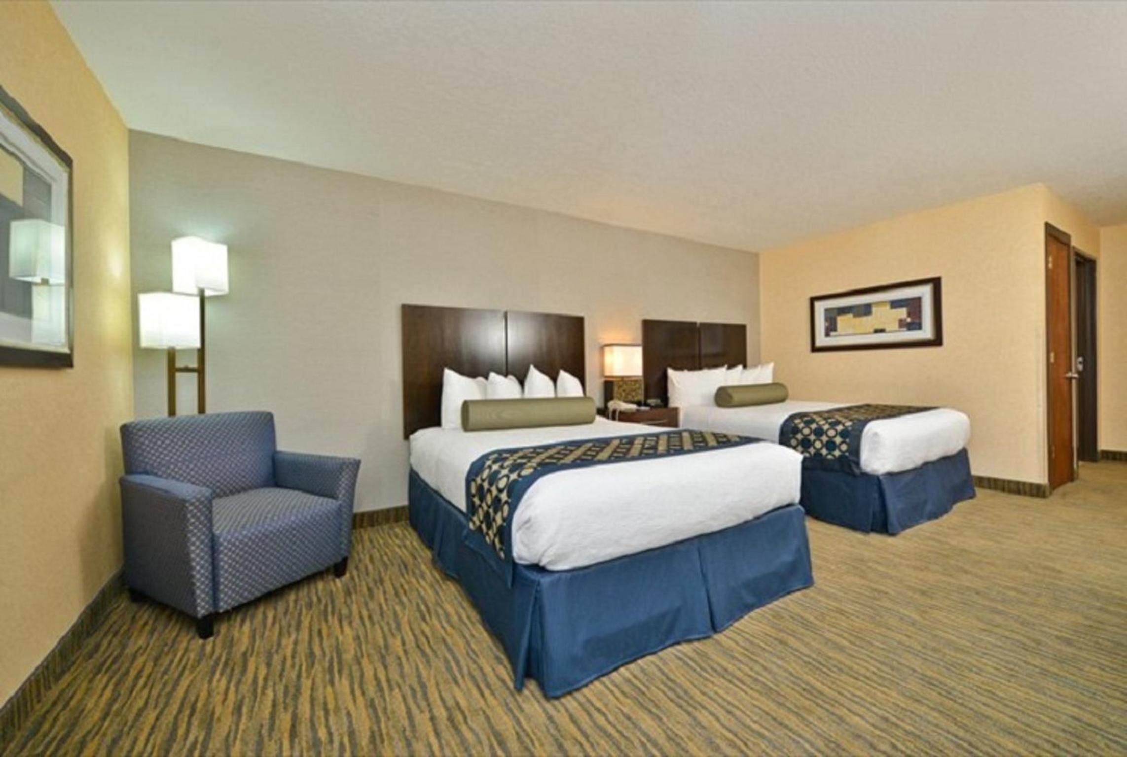 One-Bedroom Queen Suite with Sofa Bed - Non-Smoking - Photo 4