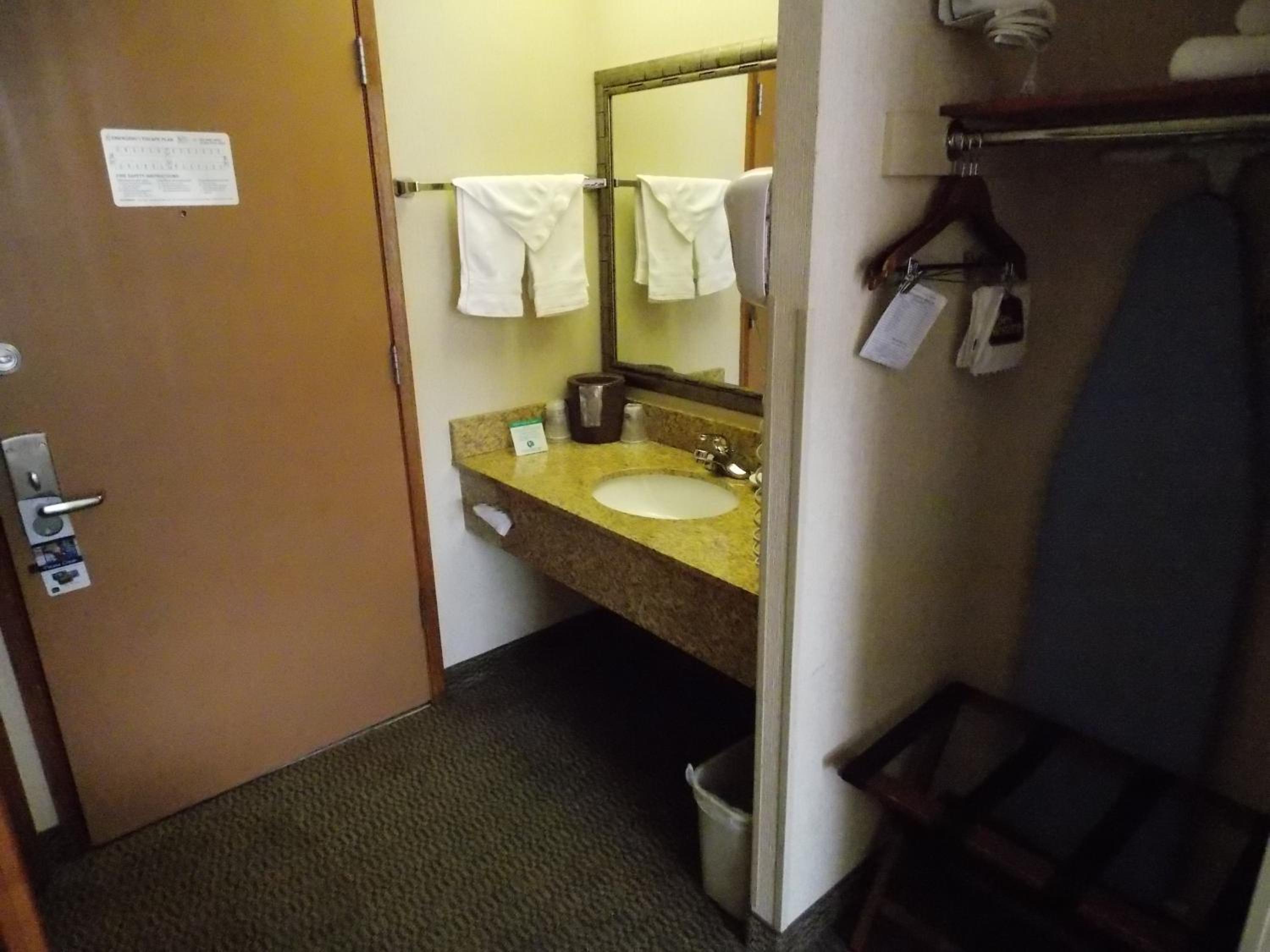 Queen Suite - Hearing Accessible - Photo 2
