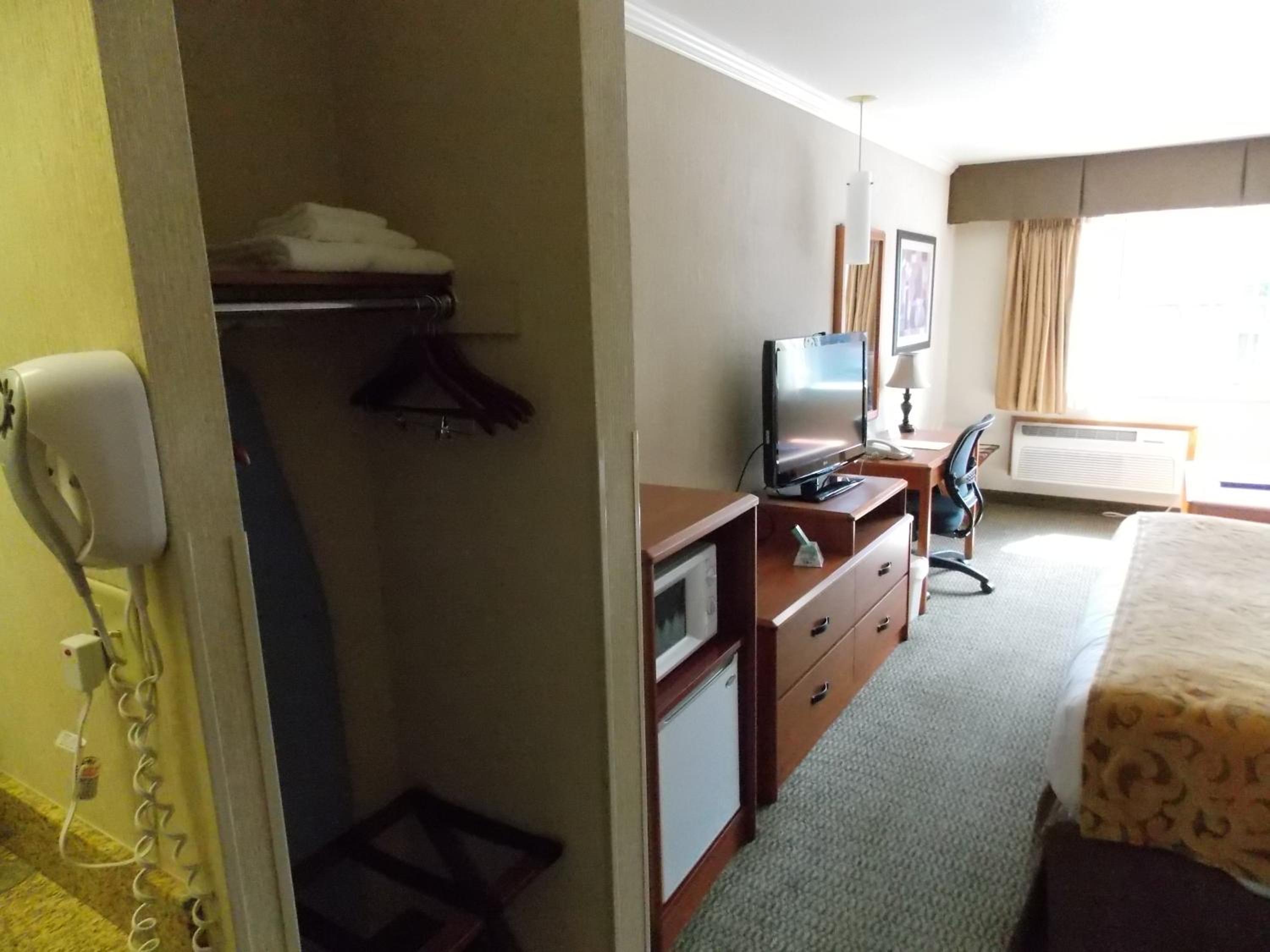 King Room with Roll-In Shower - Mobility Access/Communication Assistance