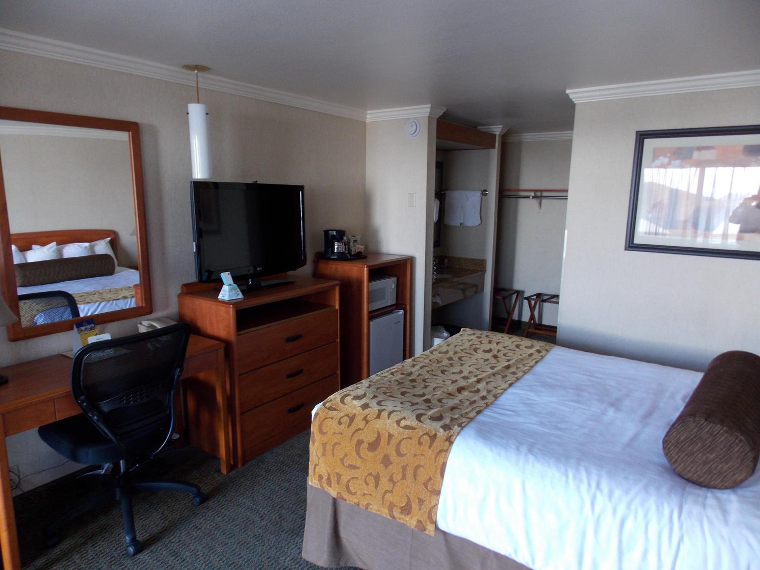 Queen Room - Non-Smoking - Photo 6
