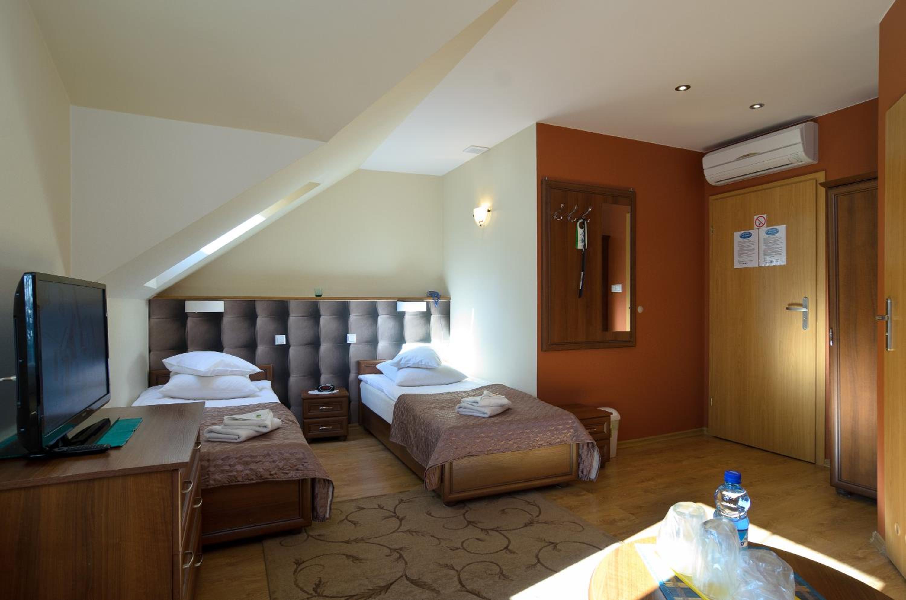 Double or Twin Room - Photo 13