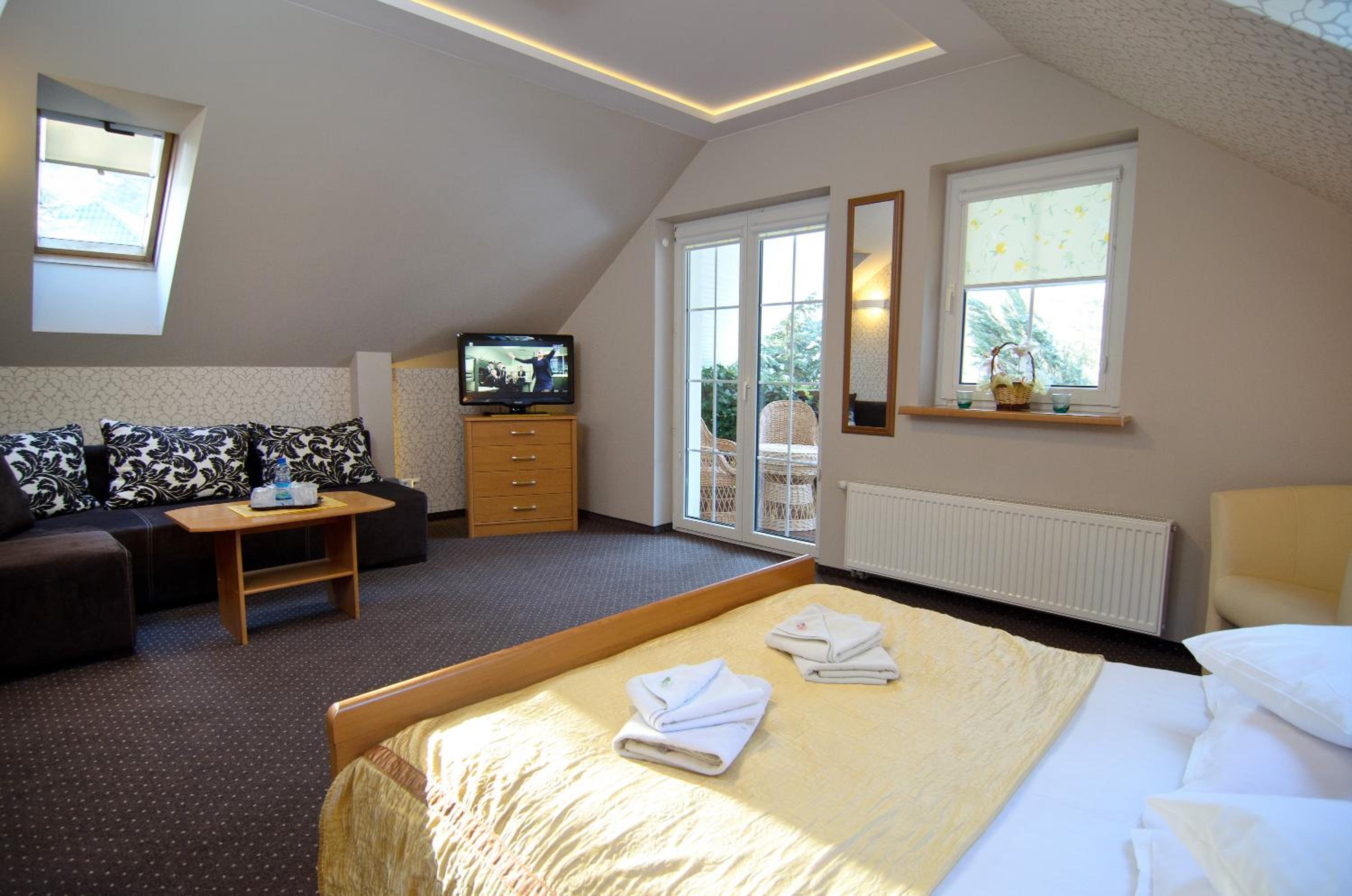 Deluxe Double Room with Balcony - Photo 13